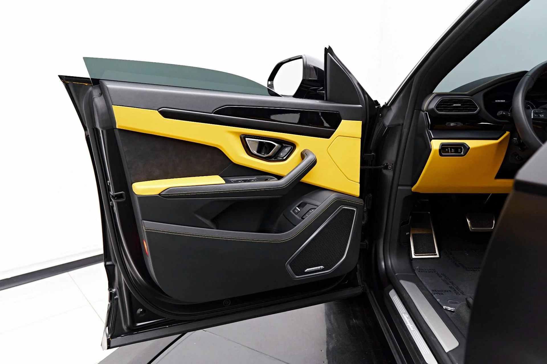 mph025_1609899303_Used_2022_Lamborghini_Urus_1714440387_1dff3c6fe4