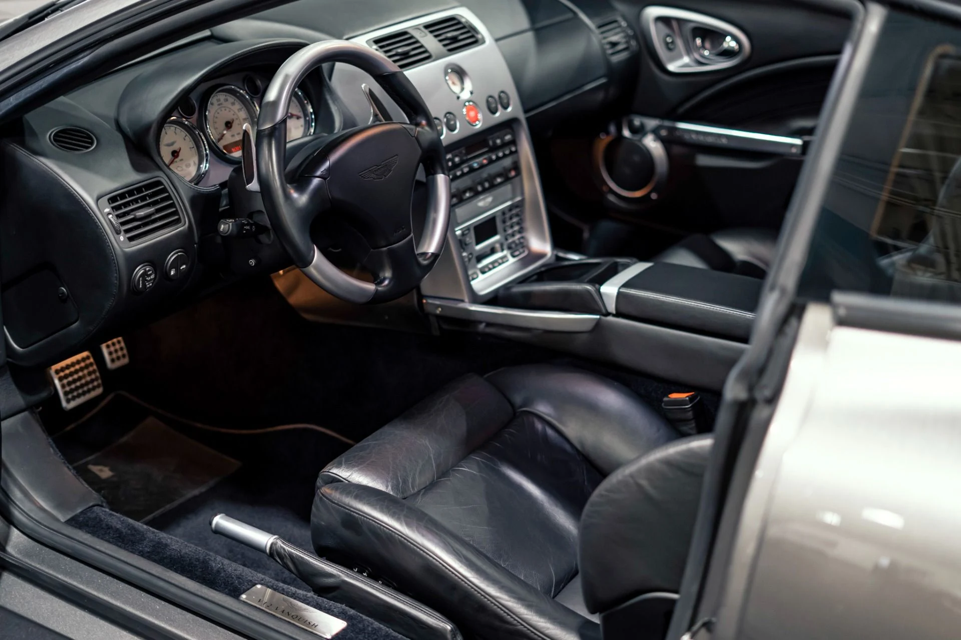 mph025_1613987341_Used_2003_Aston_Martin_V12_Vanquish_1778694278_8e487715ae