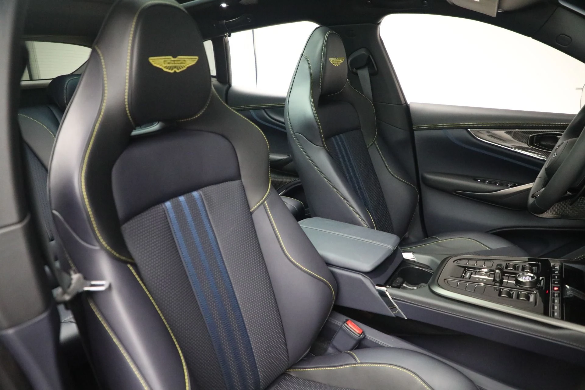 mph025_1627613217_New_2025_Aston_Martin_DBX_707_707_d44bc58944