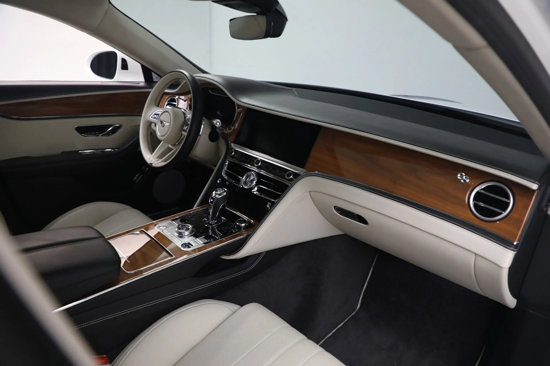 mph025_1638797157_Used_2024_Bentley_Flying_Spur_Hybrid_960ed12562