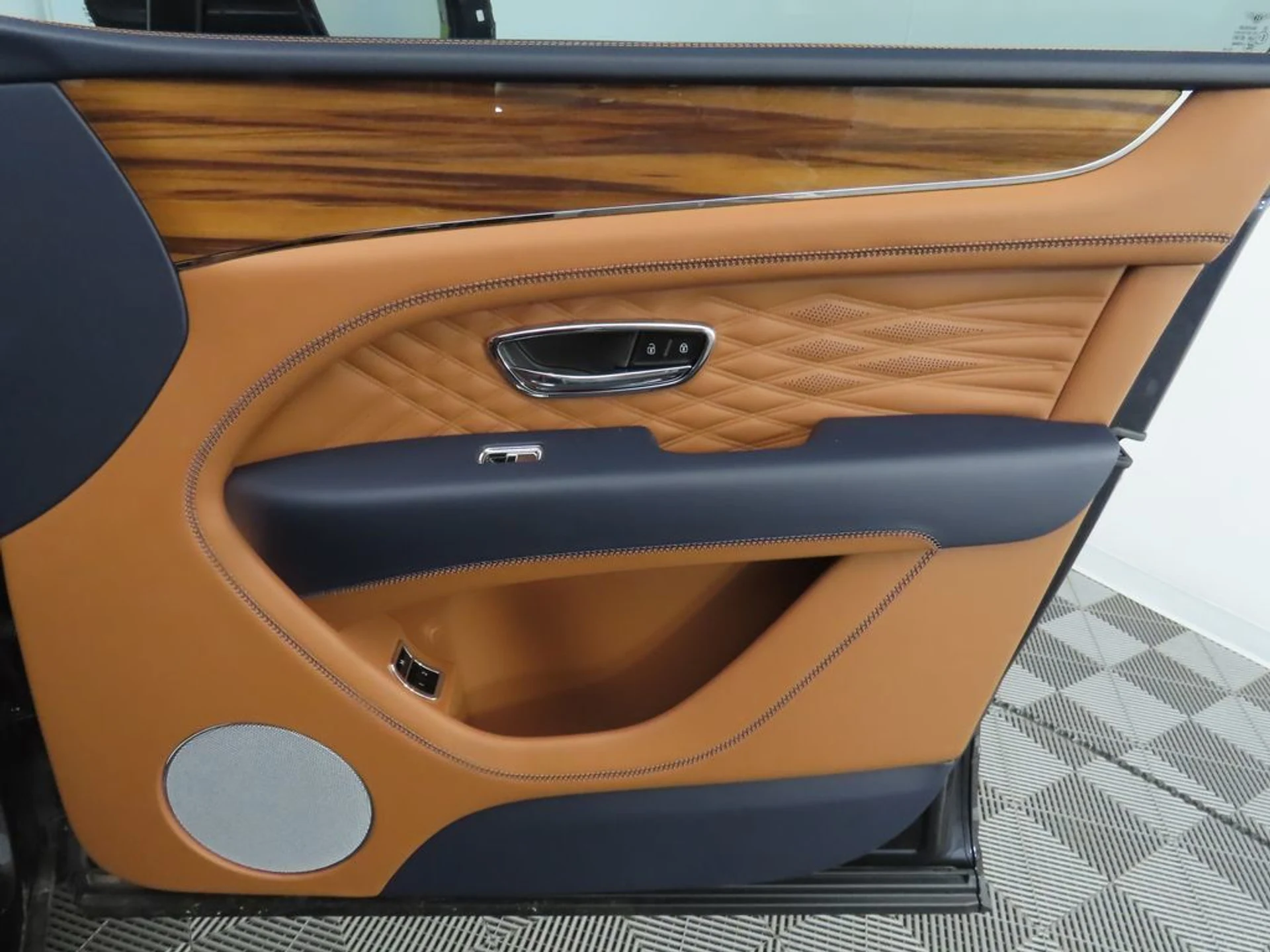 mph025_1651334107_new_2025_bentley_bentayga_v8awd_8119_22910535_26_1024_f2d466adb8