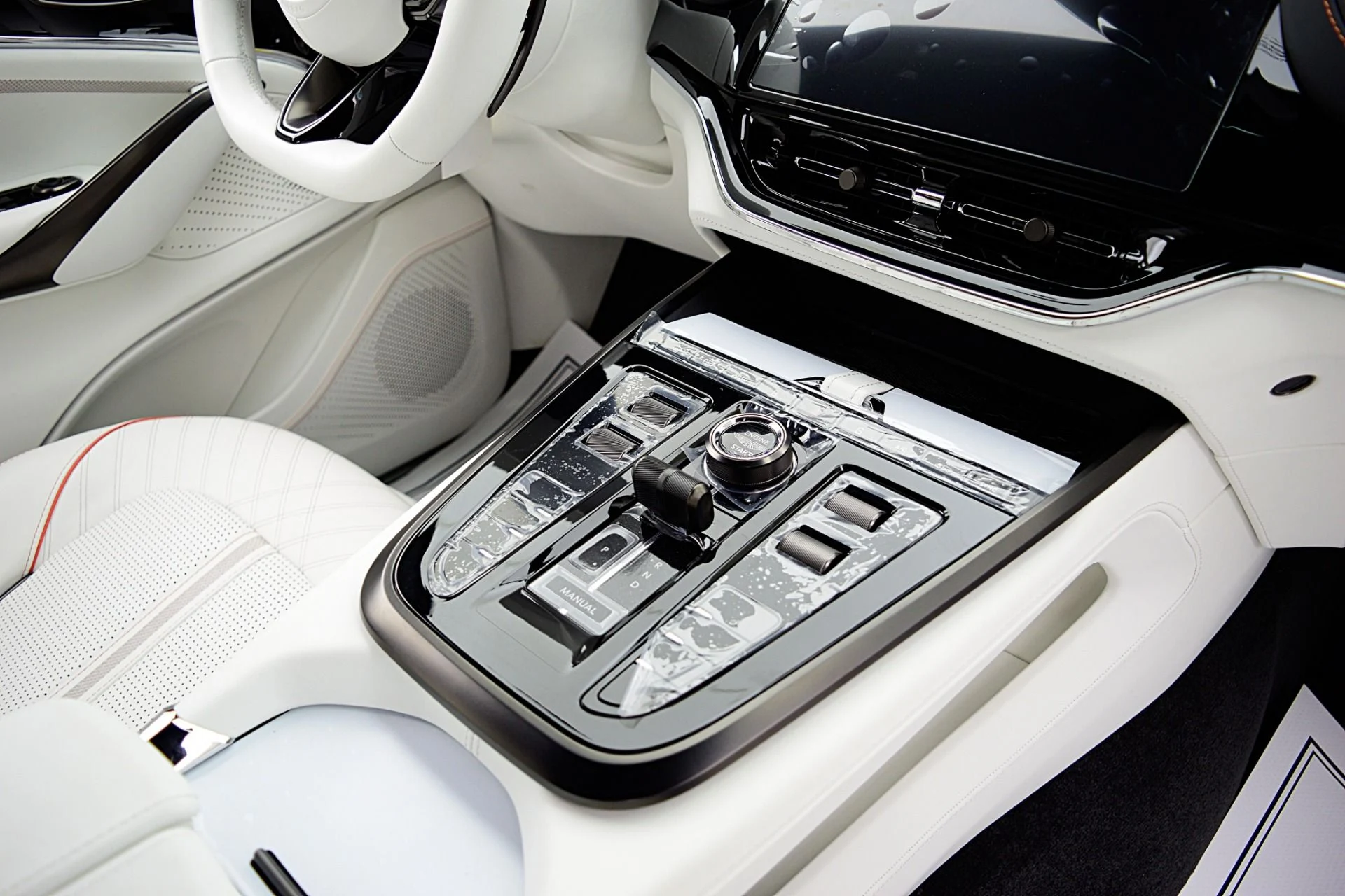 mph025_168617314_New_2025_Aston_Martin_DBX_707_7aa85b3fa8