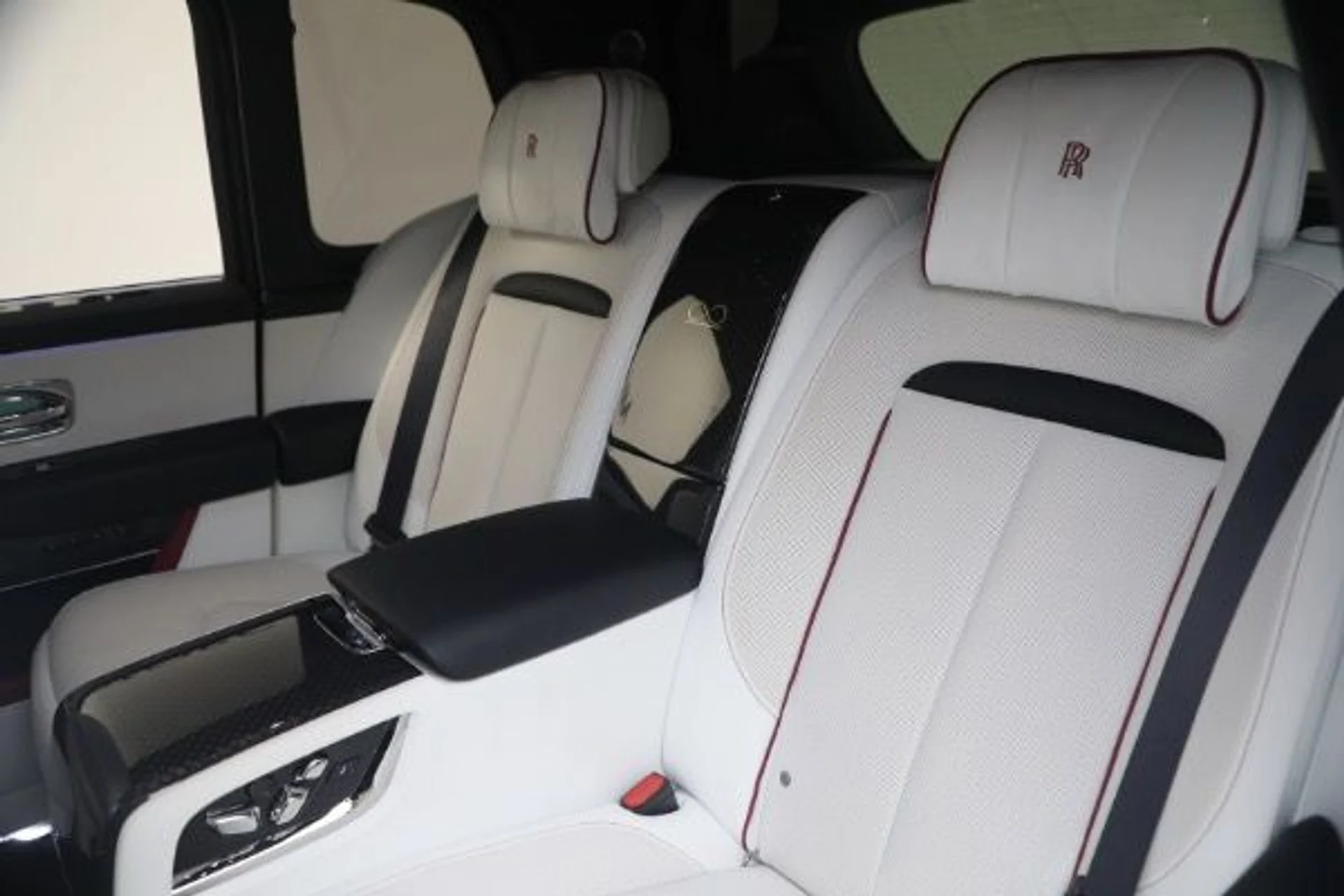 mph025_1689535387_Used_2025_Rolls_Royce_Black_Badge_Cullinan_a6feb5fe1c