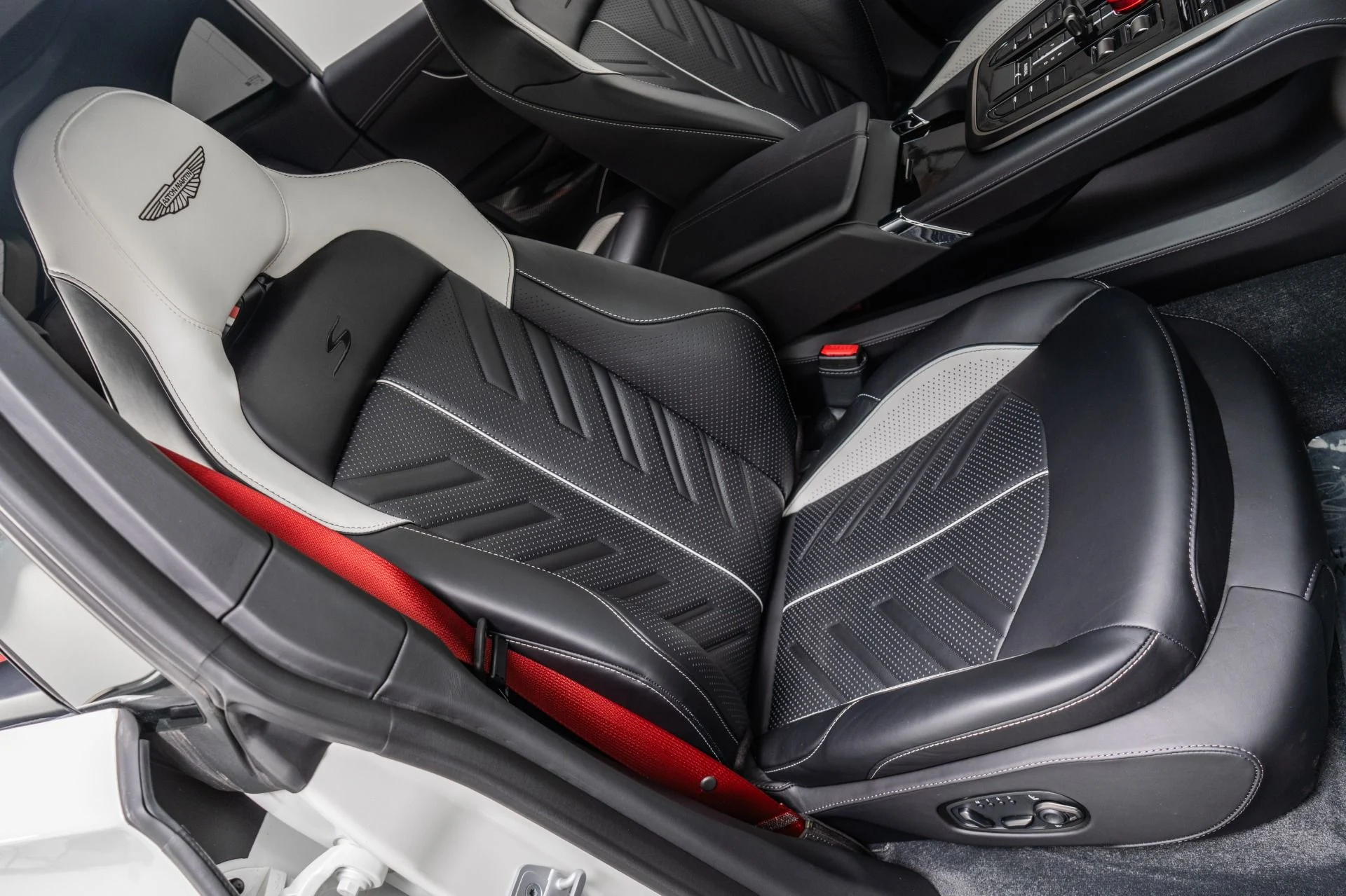 mph025_1690851283_Used_2026_Aston_Martin_DBX_S_1792083378_a194909fb8