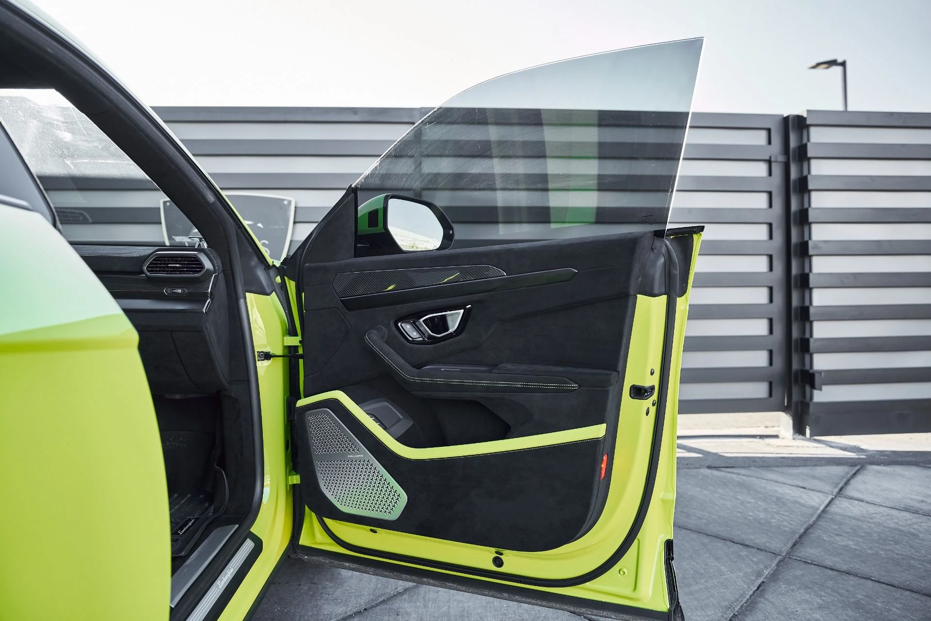 mph025_170109226_Used_2024_Lamborghini_Urus_Performante_1771724622_c17d30e652