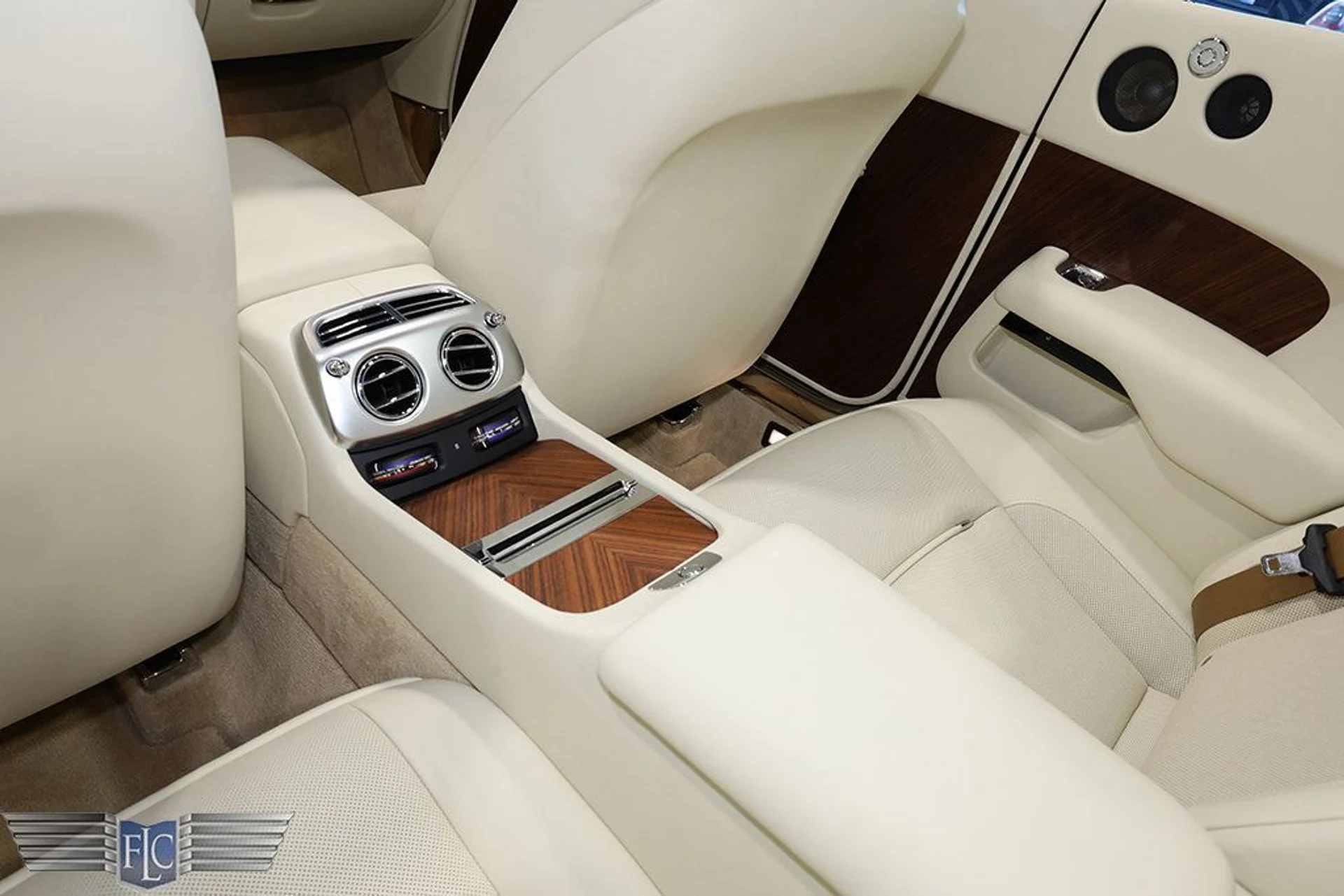 mph025_1717356567_used_2016_rolls_royce_dawn_2drconvertible_9689_23037962_26_1024_3130788e0b
