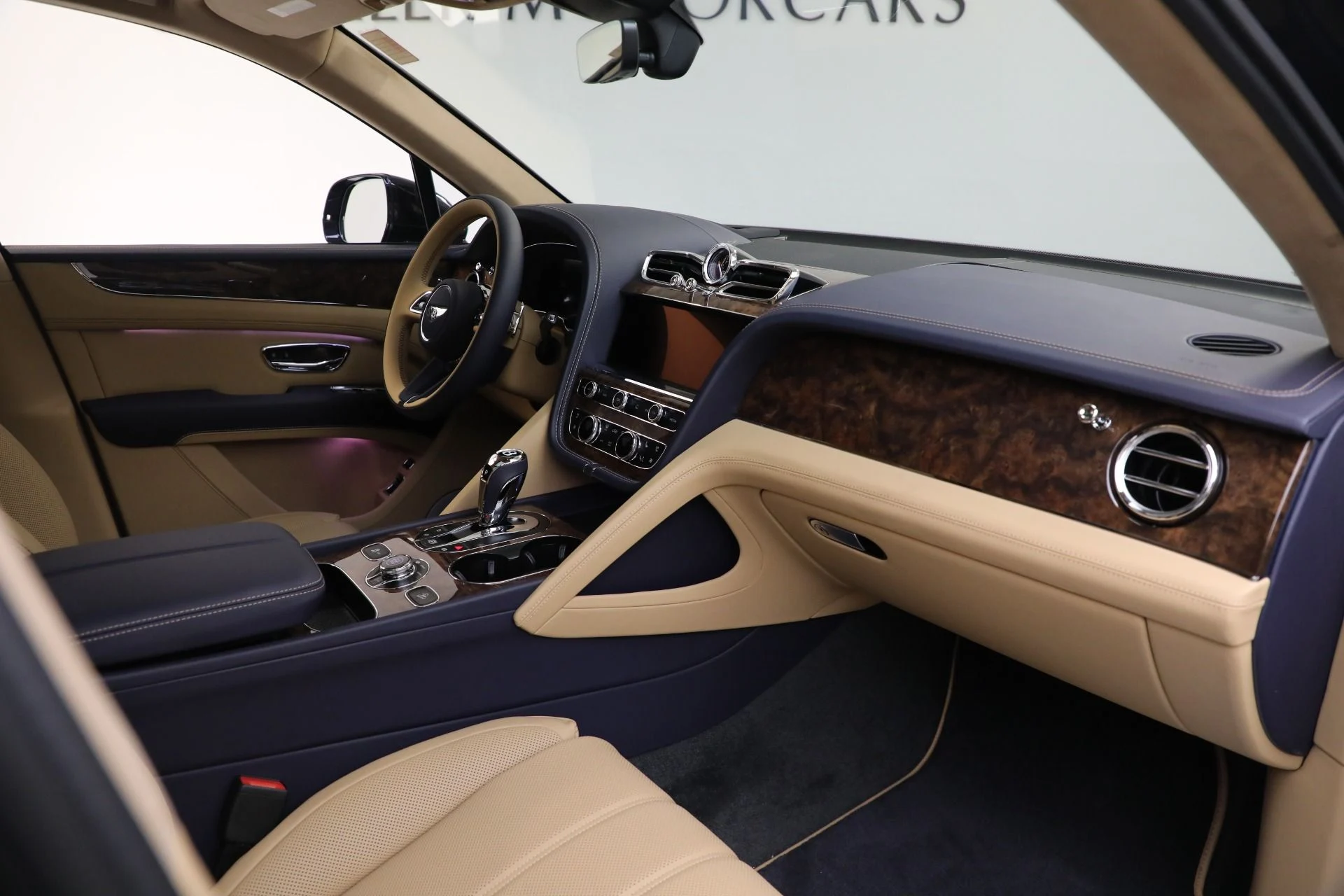 mph025_1729315673_New_2025_Bentley_Bentayga_V8_8aa0a8fdd4