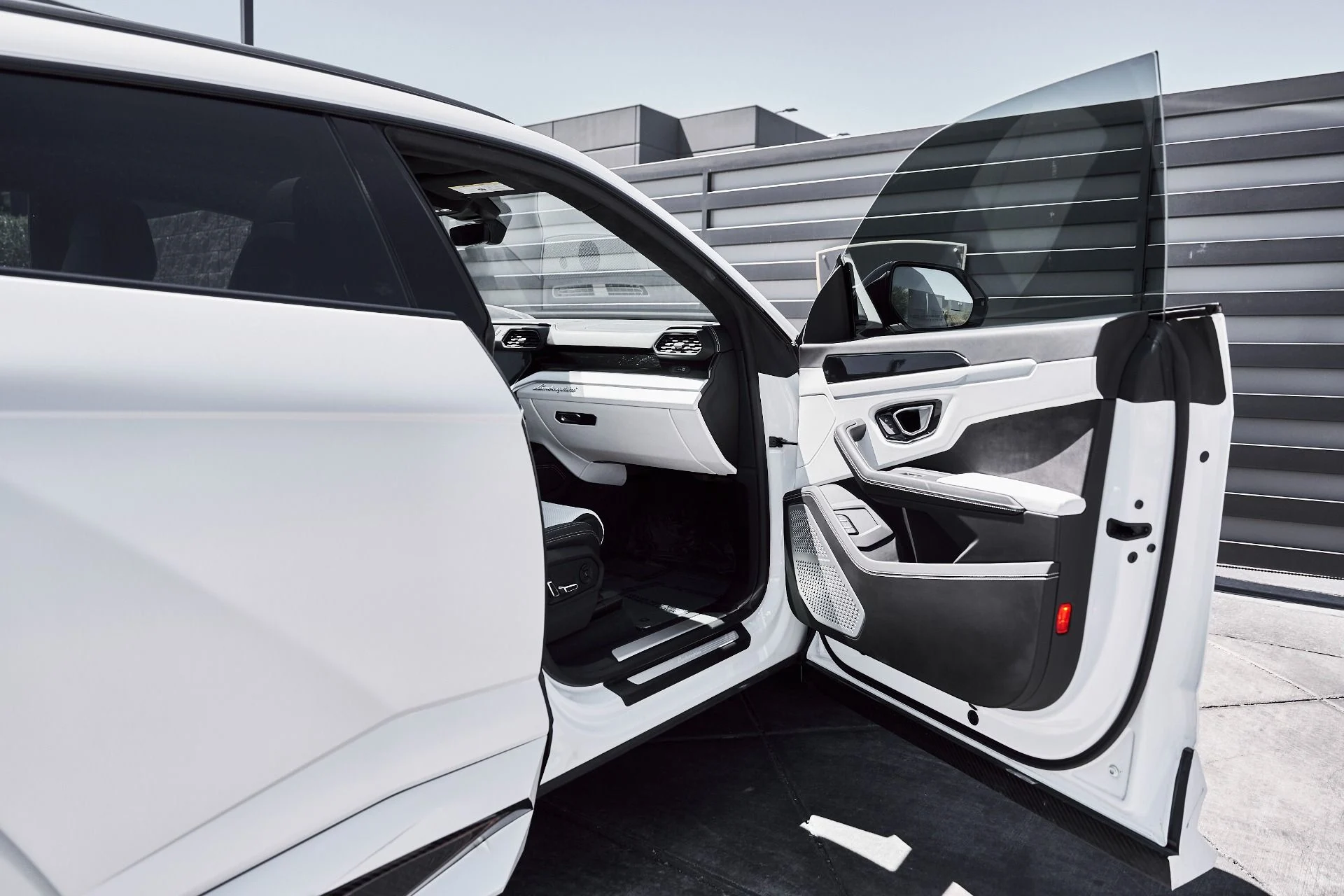 mph025_1756100287_Used_2019_Lamborghini_Urus_Base_1776301832_c17def6c54