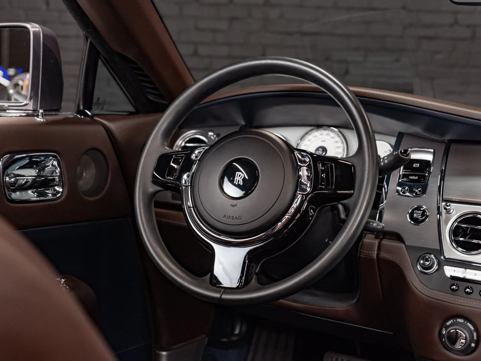 mph025_1757805678_rolls_royce_dawn_2016_4e9fcfa4d2