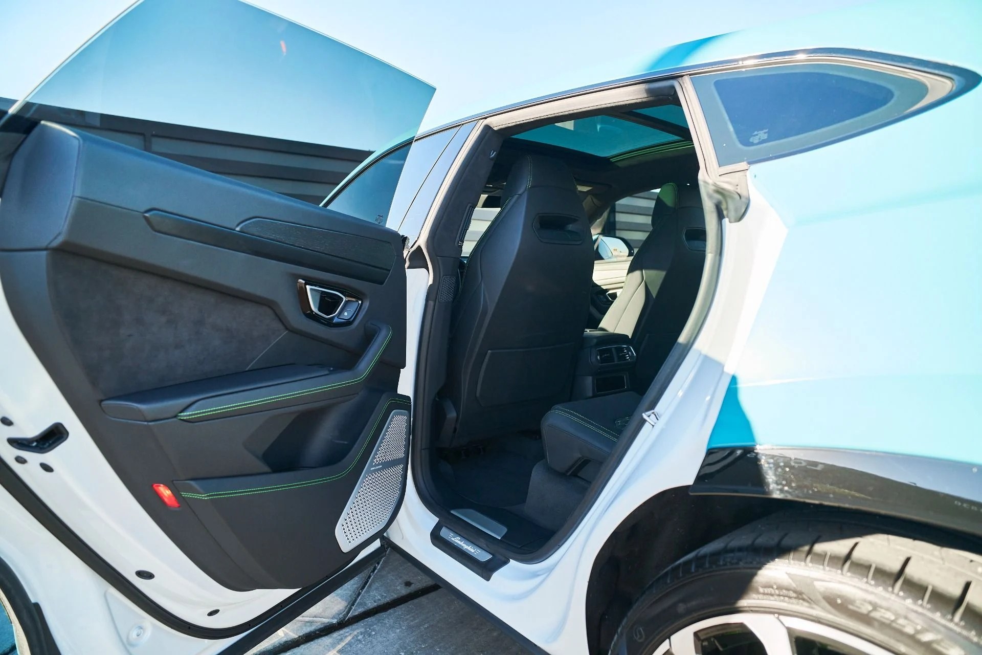 mph025_1792786358_Used_2021_Lamborghini_Urus_1765854473_0692f65741