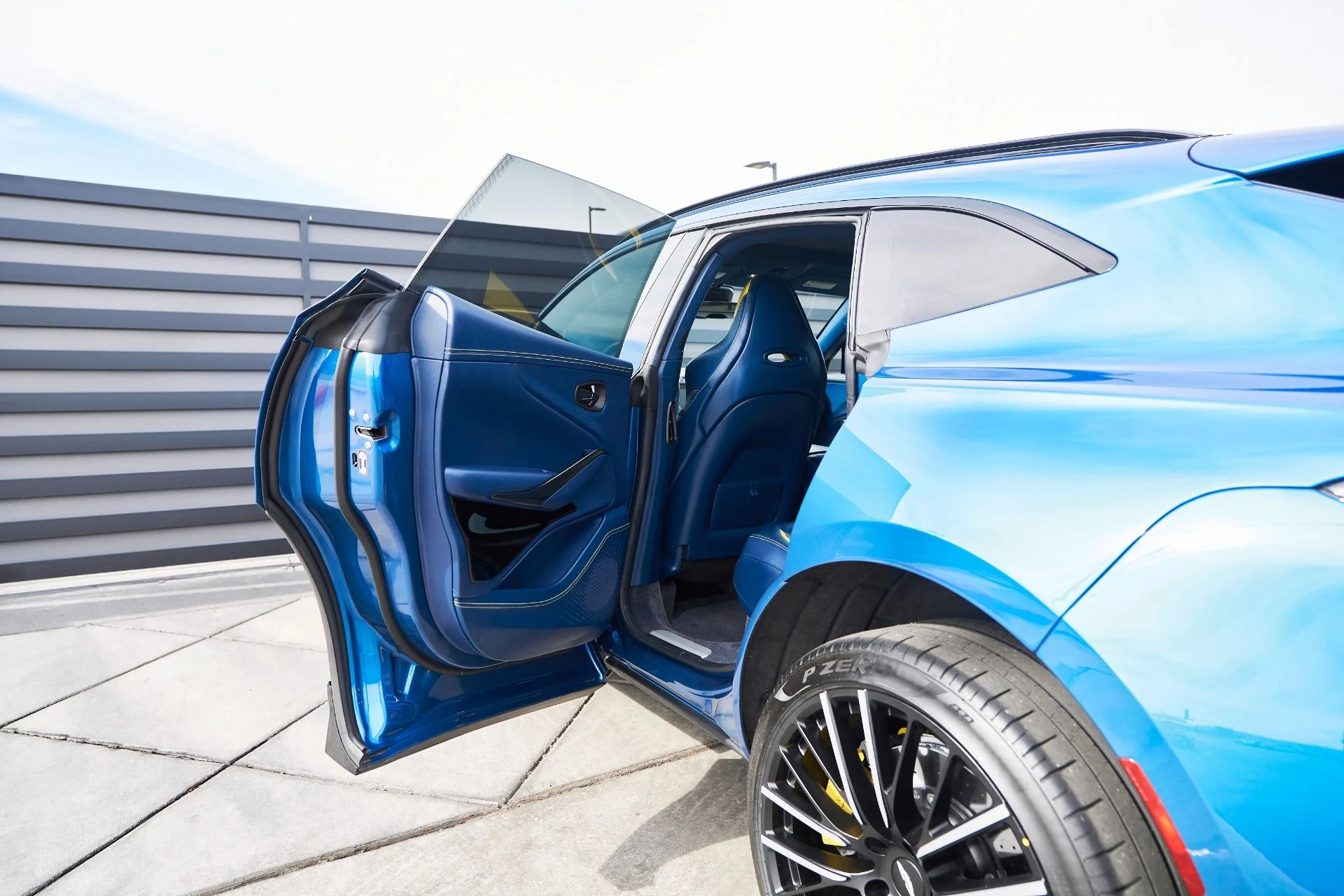 mph025_1794587359_Used_2023_Aston_Martin_DBX_707_1762900337_683de30d48