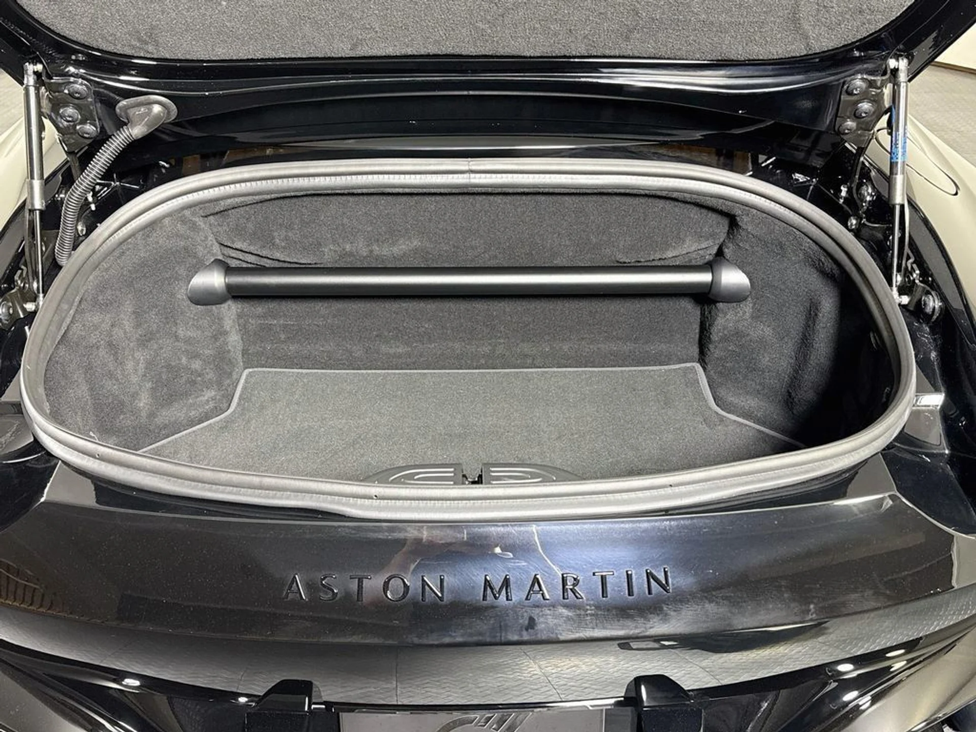 mph025_1801177401_new_2026_aston_martin_vantage_sroadster_11350_23059247_26_1024_ec36a3226a