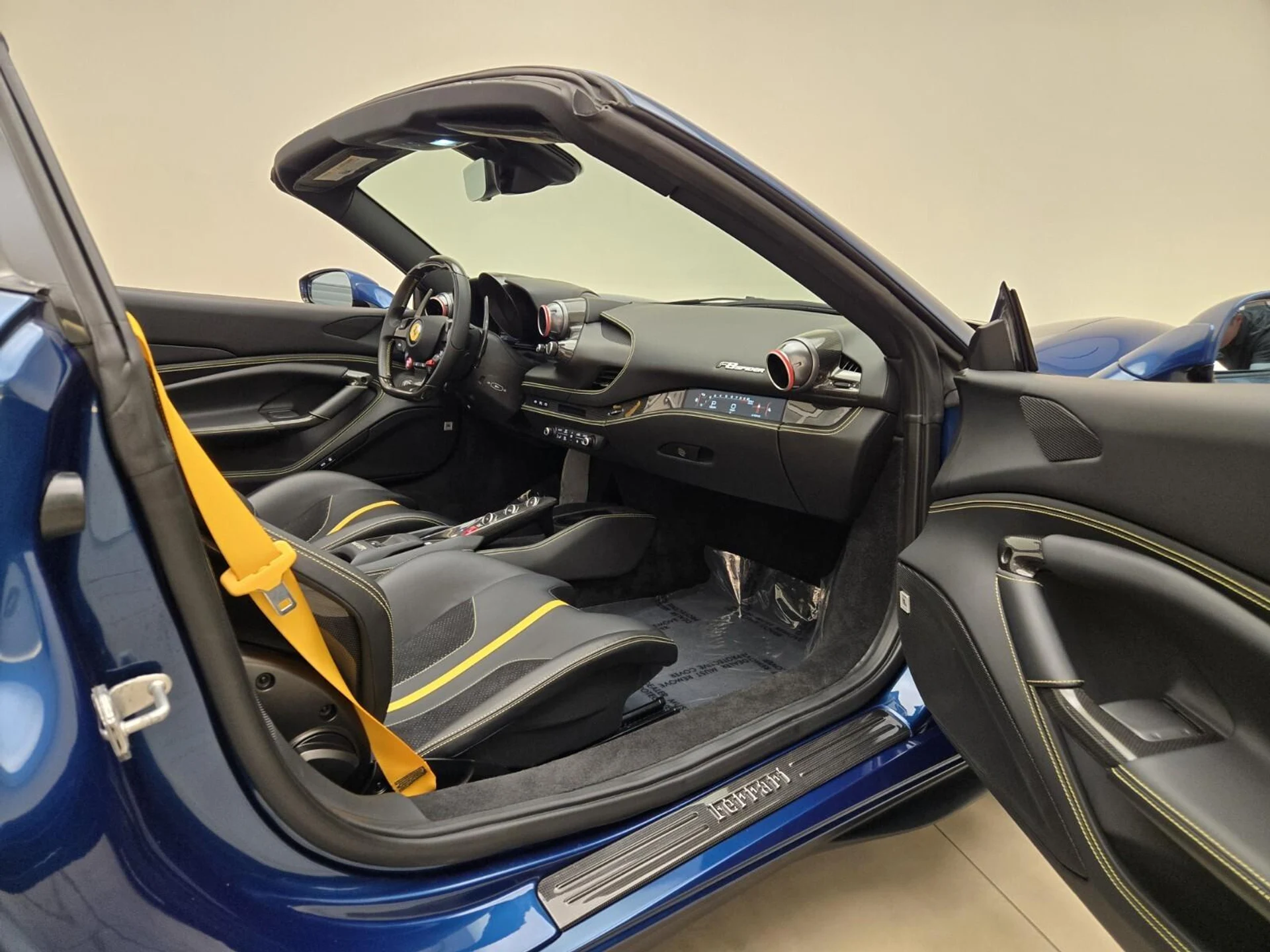 mph025_1834977733_Used_2021_Ferrari_F8_Spider_1754981891_8bacadfc1c