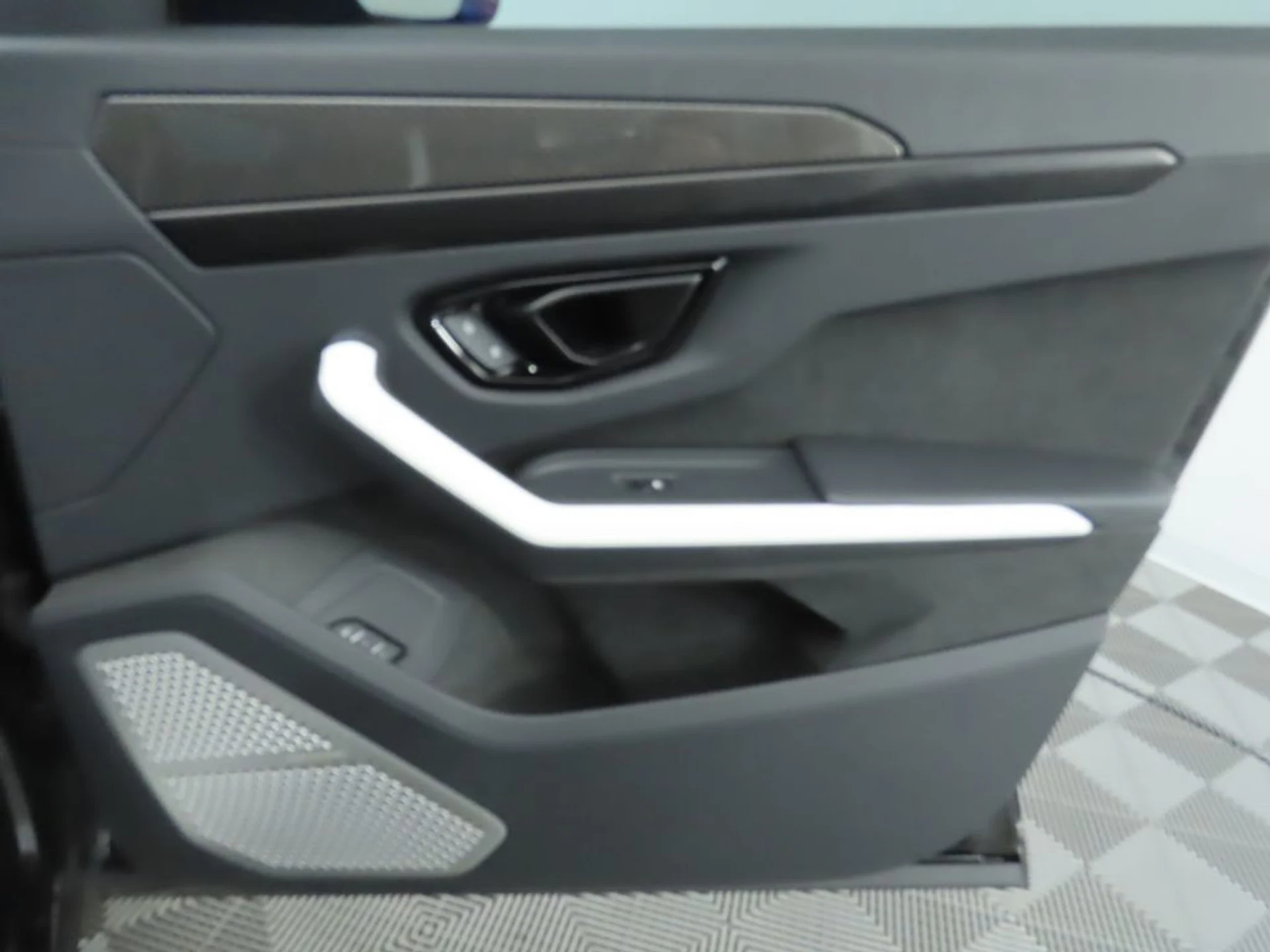 mph025_184389395_used_2025_lamborghini_urus_seawd_8119_22939626_26_1024_f2239dfc87