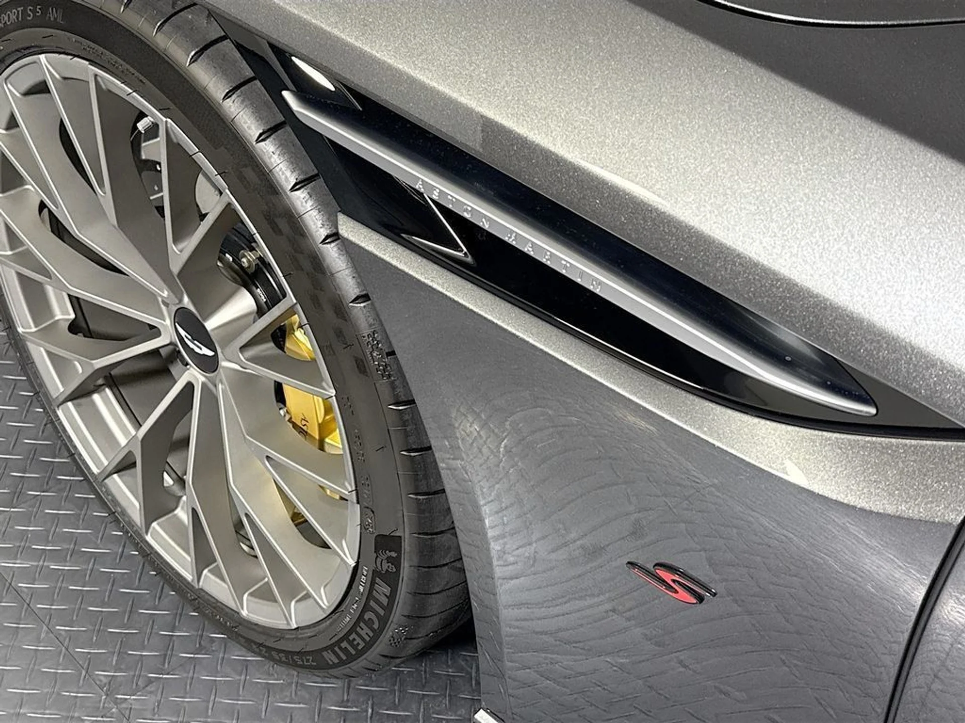 mph025_1847967749_new_2026_aston_martin_db12_s_volante_11350_23037477_26_1024_afc018df43