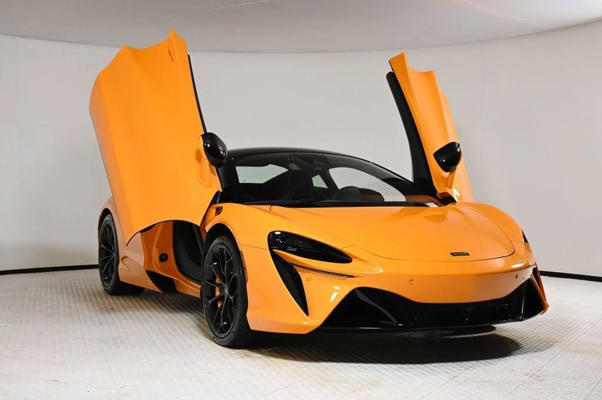 mph025_1857417231_used_2025_mclaren_artura_performance_11350_22911649_25_1024_729bea3def