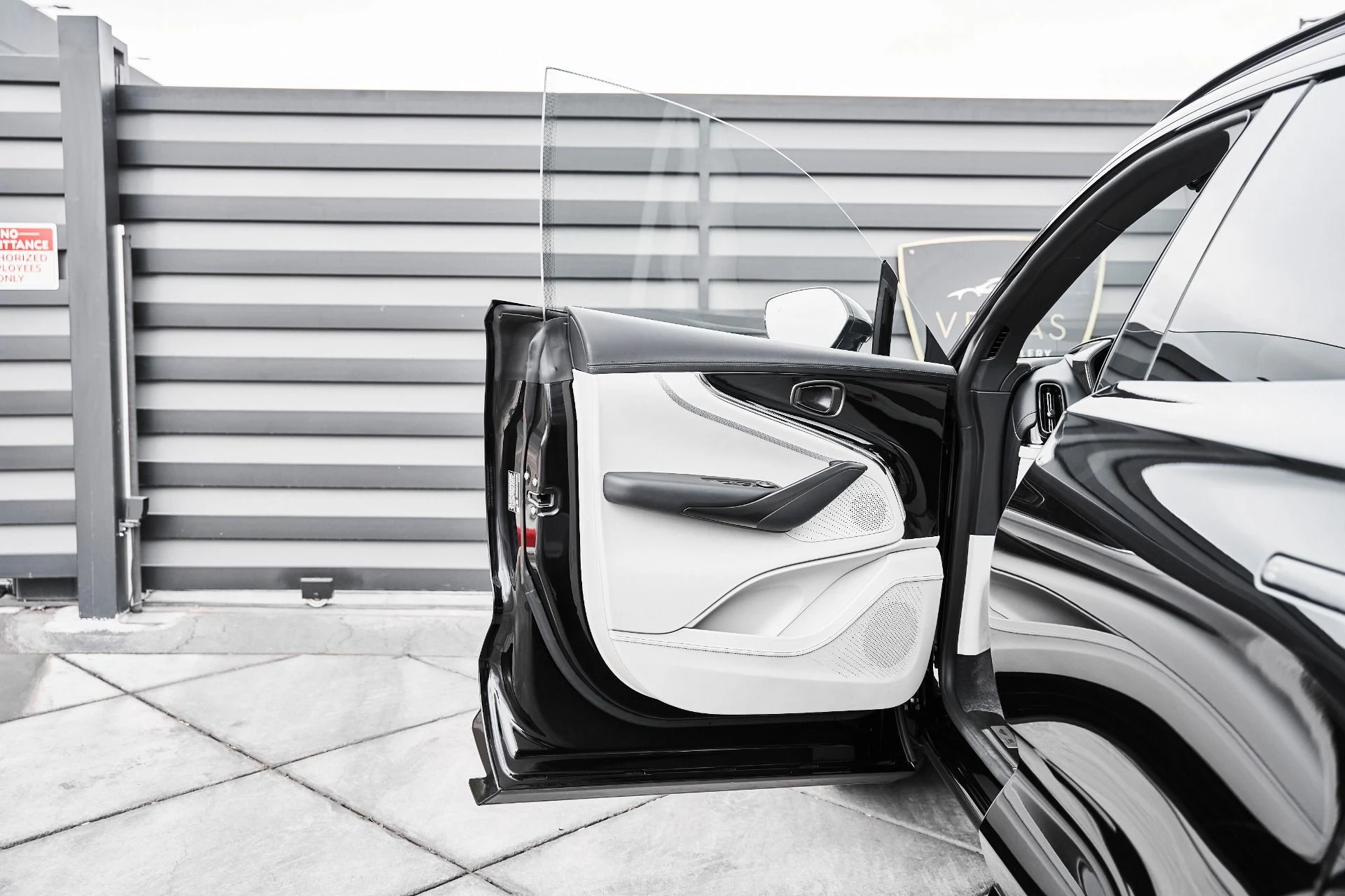 mph025_1873647982_Used_2025_Aston_Martin_DBX_707_1775007970_42d5c738ba