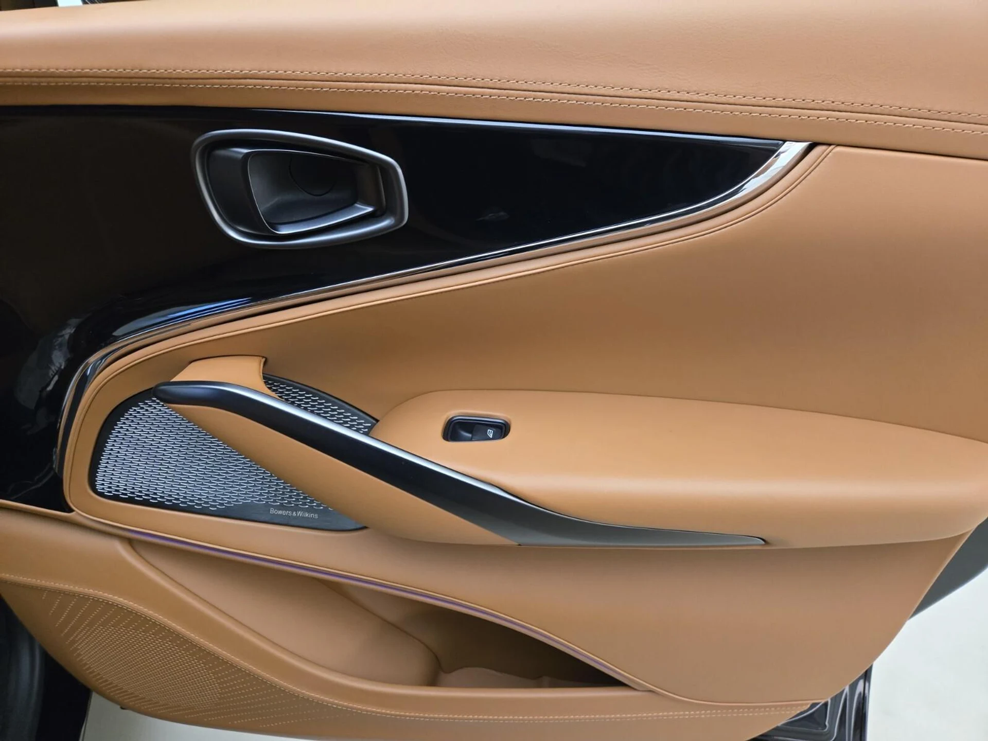 mph025_1893994205_New_2026_Aston_Martin_DBX_S_1776489480_758ec84997