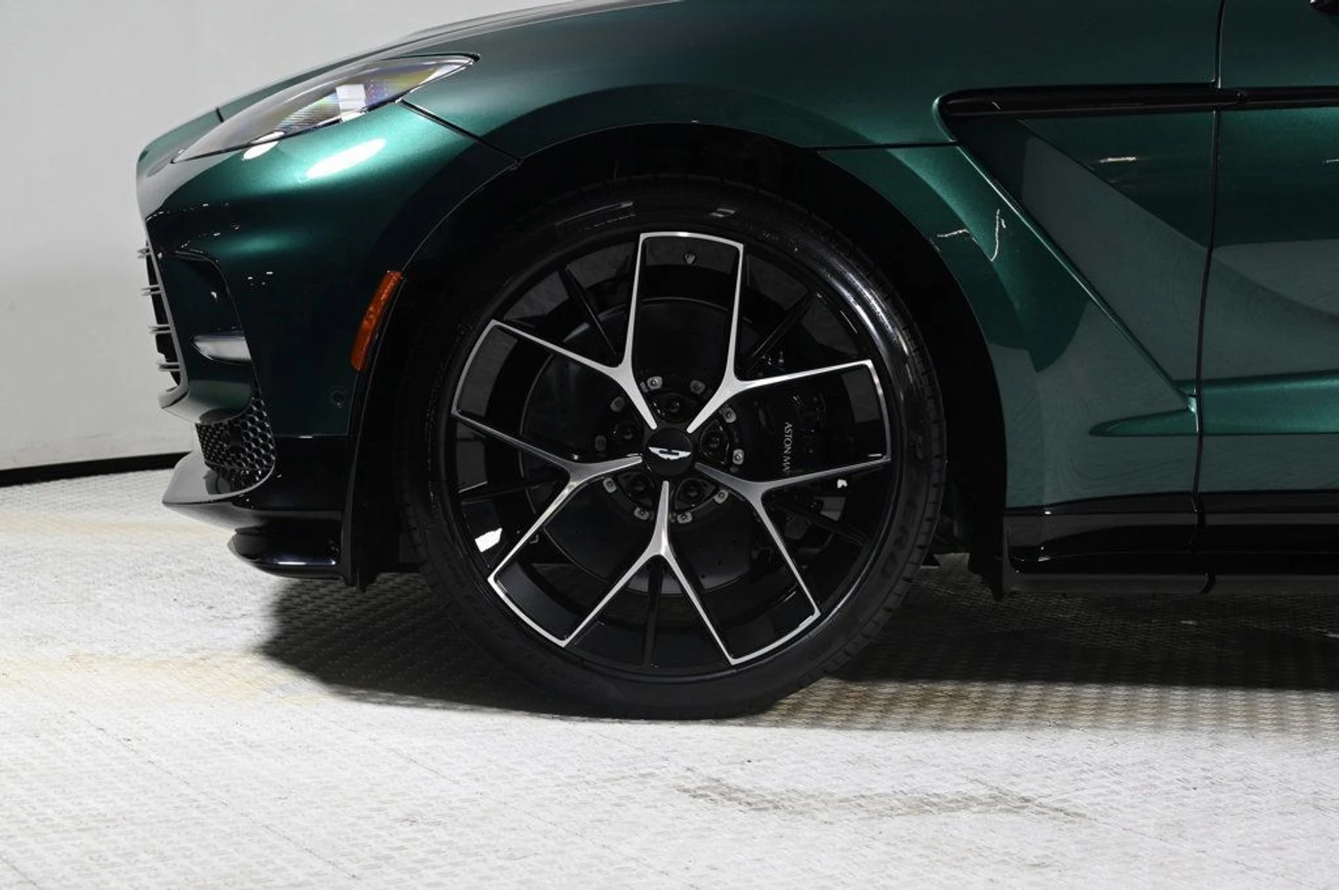 mph025_1911351488_new_2026_aston_martin_dbx_707awd_11350_22968776_26_1024_737255d060