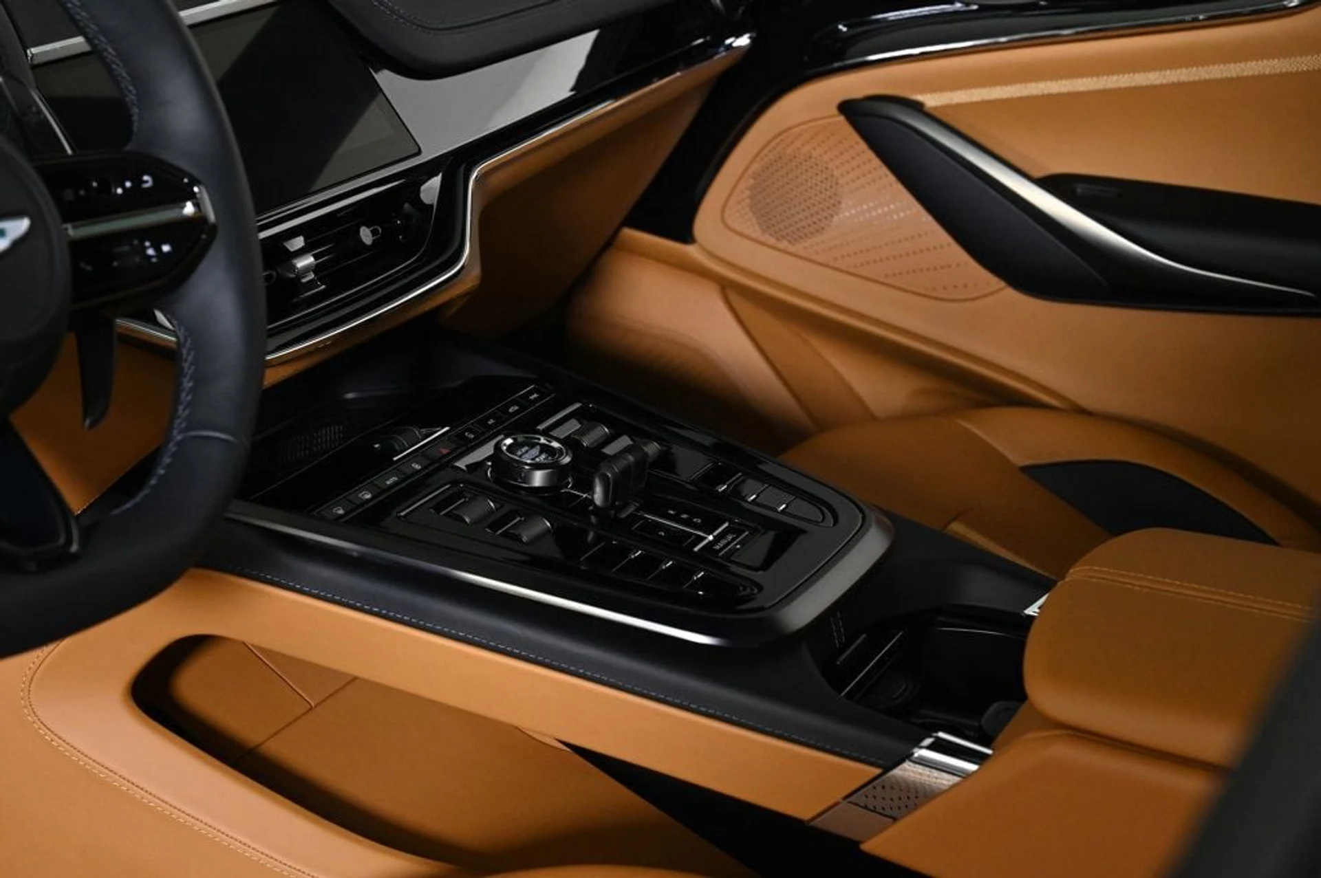 mph025_1914735787_new_2025_aston_martin_dbx_707awd_11350_22901313_25_1024_4f0c763190