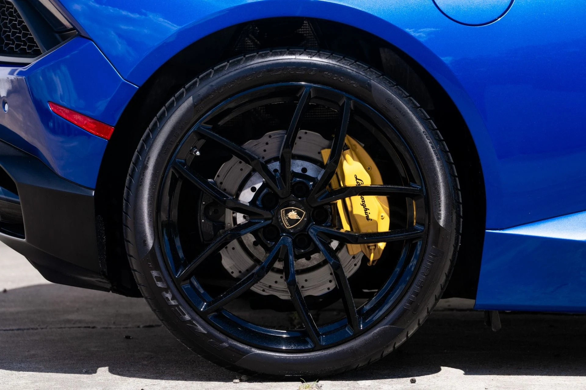 mph025_1916025572_Used_2018_Lamborghini_Huracan_LP_580_2_Spyder_1753307982_73107e8eef