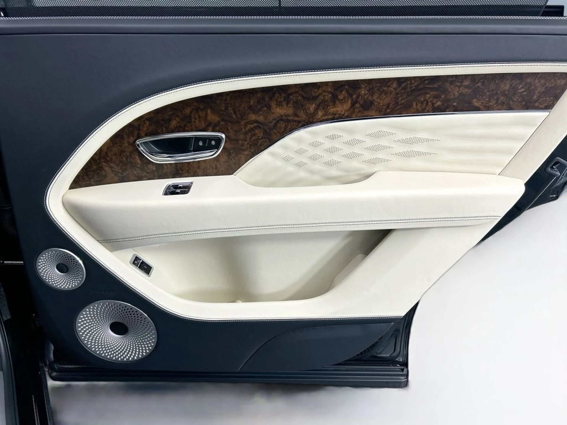 mph025_1917301361_used_2025_bentley_bentayga_ewb_v8awd_8119_22989350_26_1024_583d1c4443