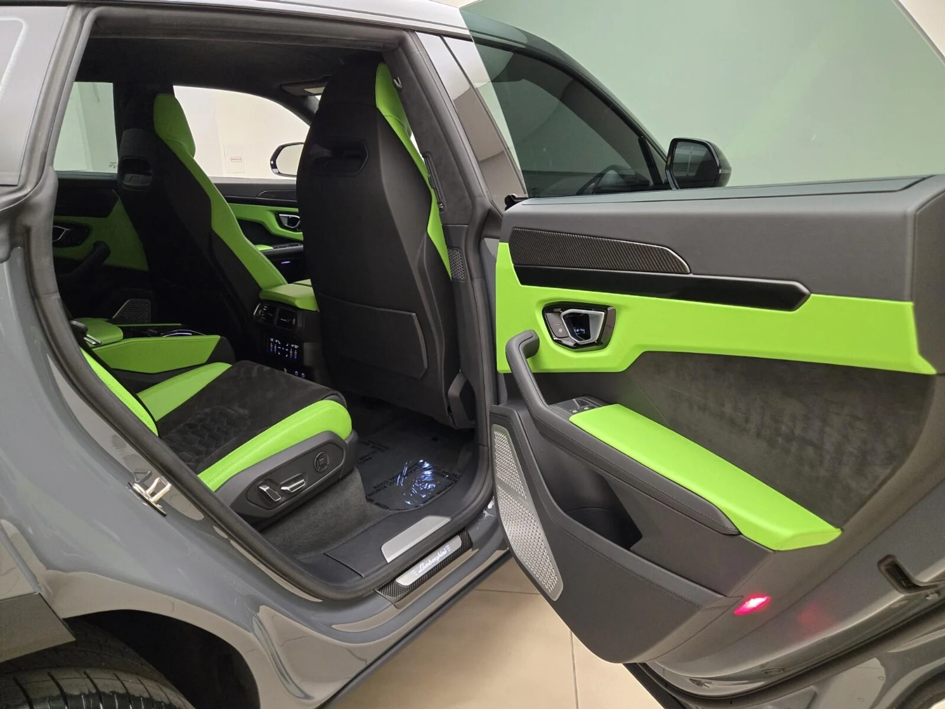 mph025_1917470025_Used_2022_Lamborghini_Urus_1785561914_cb3f674f72