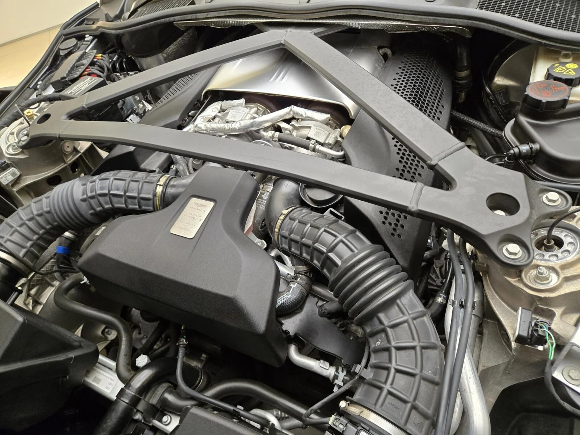 mph025_1917873159_Used_2021_Aston_Martin_DB_11_1764057880_e7a84f7b59