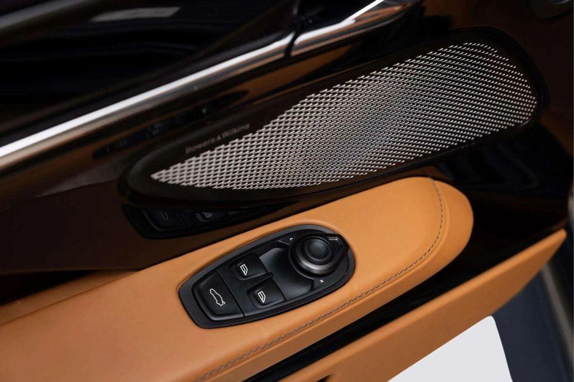 mph025_1927026755_2p_S5_QS_Gk_OZR_Vv8e7_Wyua_Lcotd_IY_84daed62d2