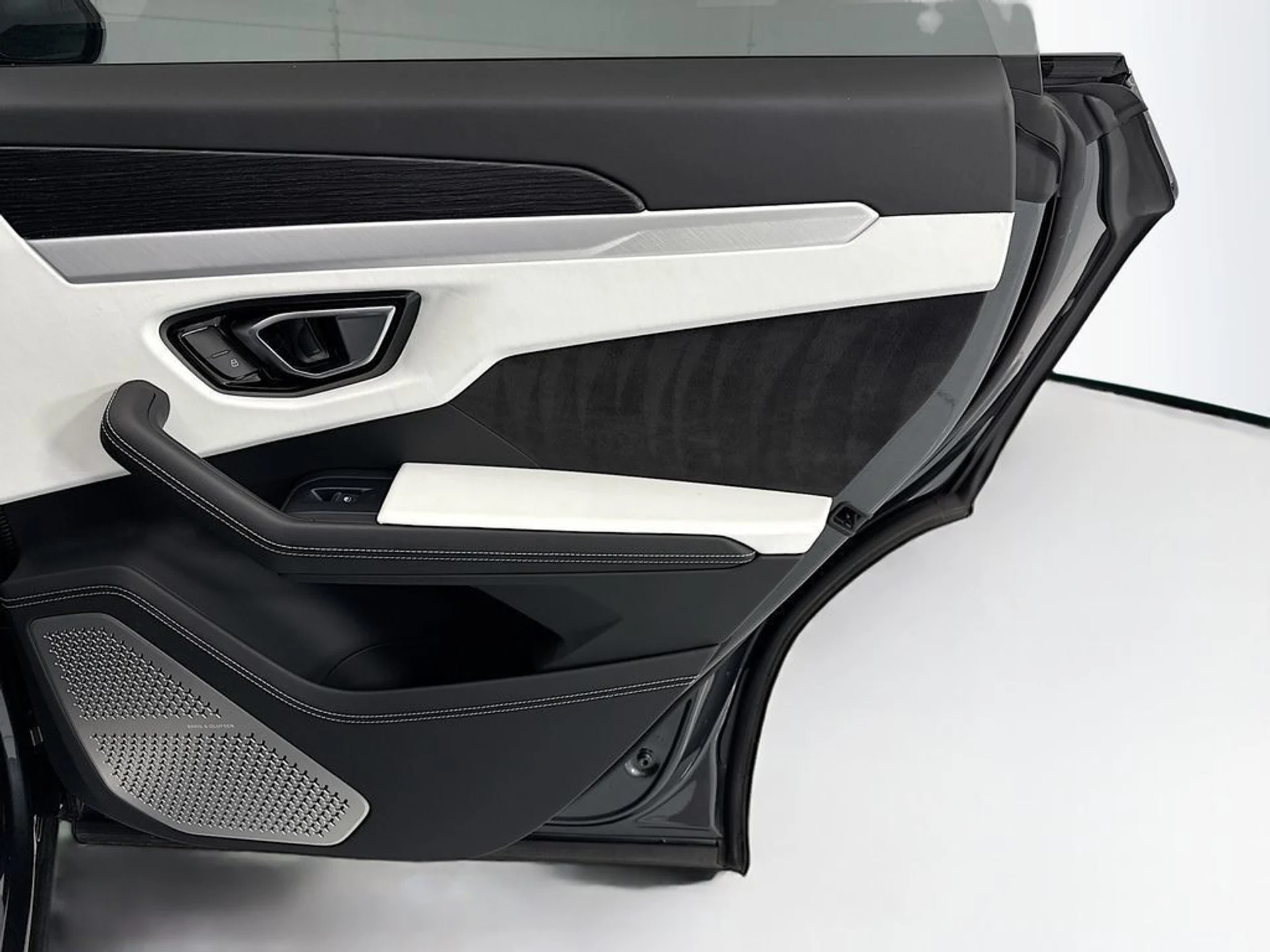 mph025_193001135_used_2019_lamborghini_urus_awd_8119_23021211_26_1024_c946b1fa02