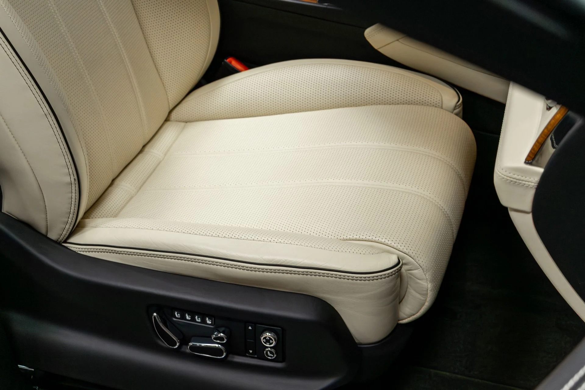 mph025_1947129831_Used_2021_Bentley_Bentayga_V8_First_Edition_1776782316_92f737c6af