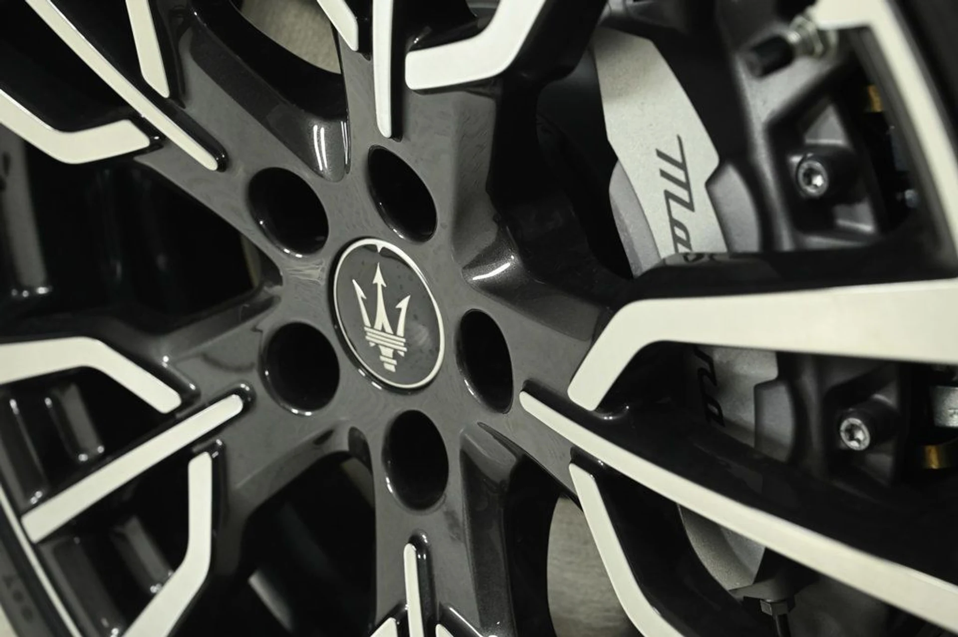 mph025_1953440428_used_2025_maserati_grecale_base_11350_22975702_25_1024_0904b65a9b