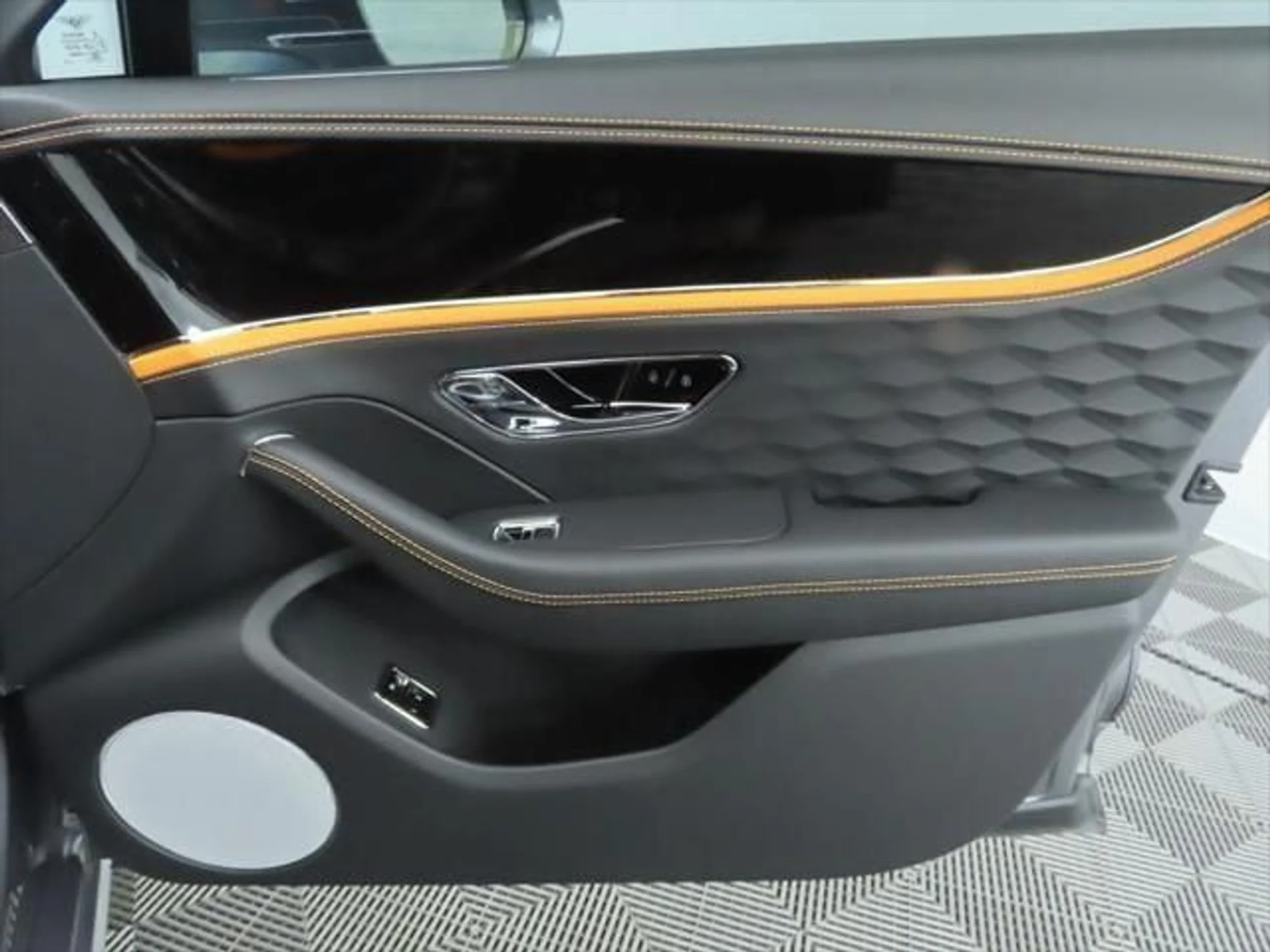 mph025_1961708017_used_2025_bentley_flying_spur_speedsedan_8119_23018472_26_640_e400f9d1bc