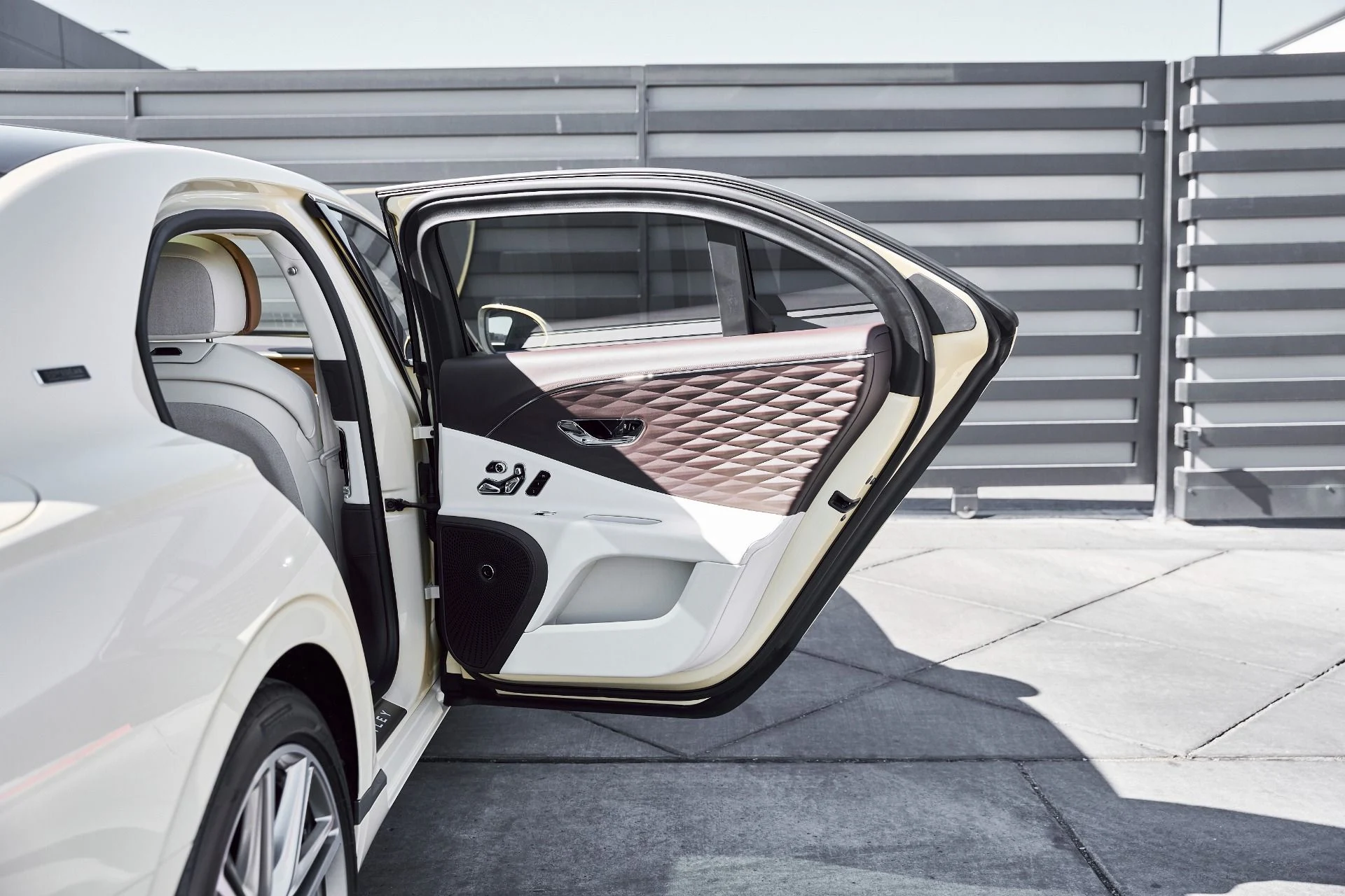 mph025_1962288360_Used_2023_Bentley_Flying_Spur_Hybrid_Odyssean_Edition_1770692446_3d3e5581ba