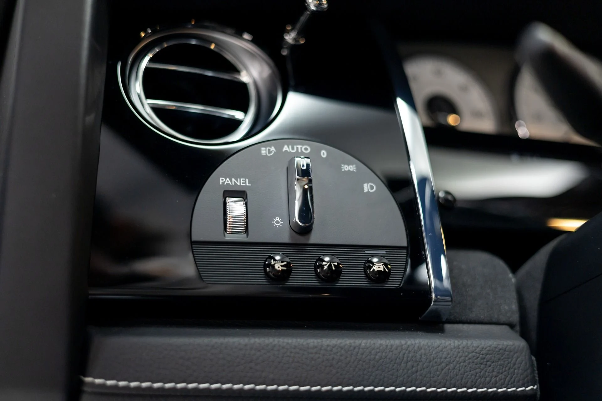 mph025_1971869837_Used_2015_Rolls_Royce_Ghost_1760219601_a7b1fe3ab6