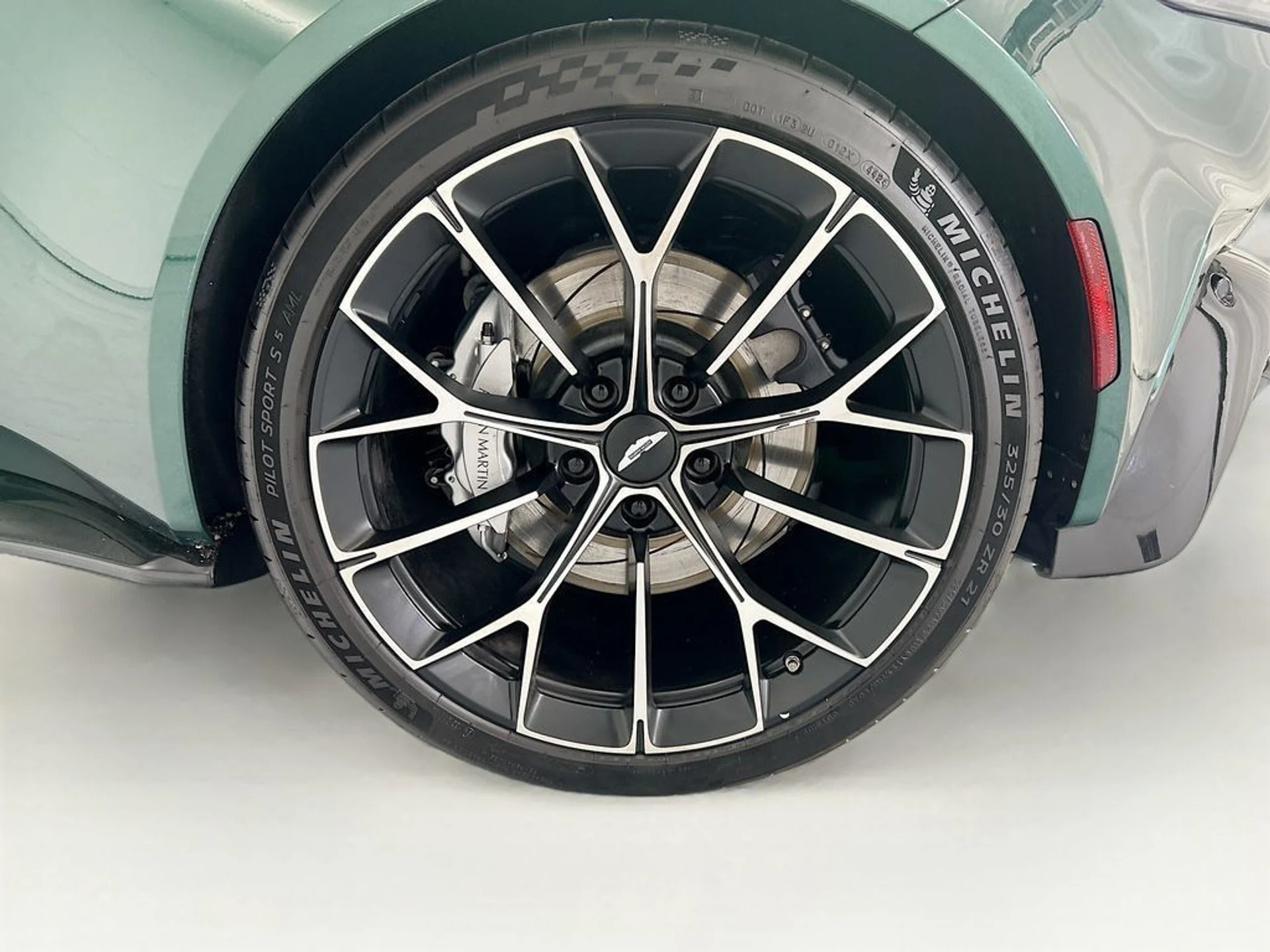 mph025_1979910633_used_2026_aston_martin_vantage_coupe_8119_23019330_26_1024_2e3d47bf08