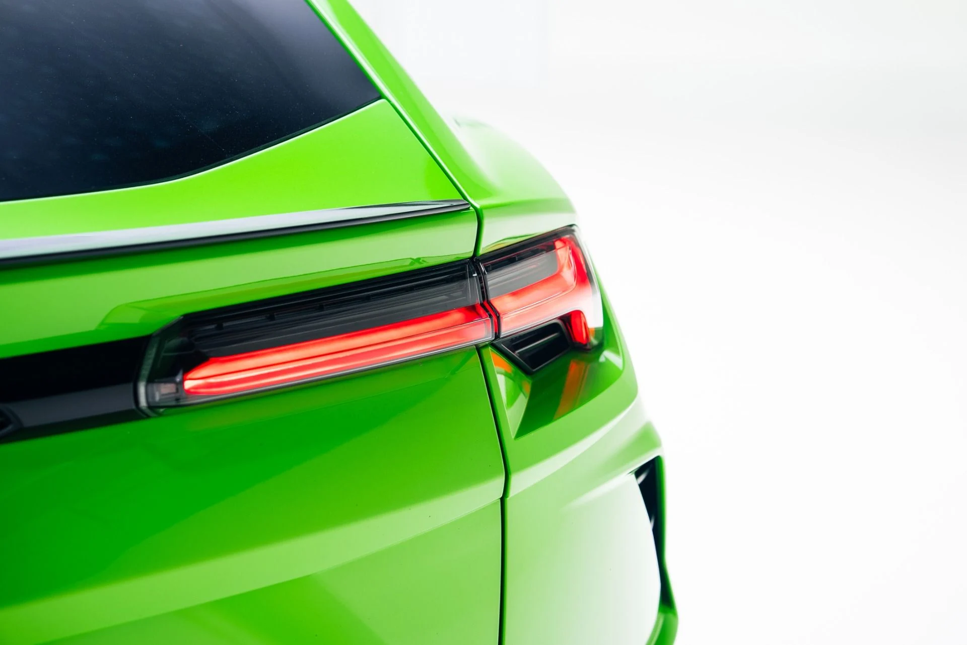 mph025_2008466433_Used_2021_Lamborghini_Urus_1766090518_8532482de2