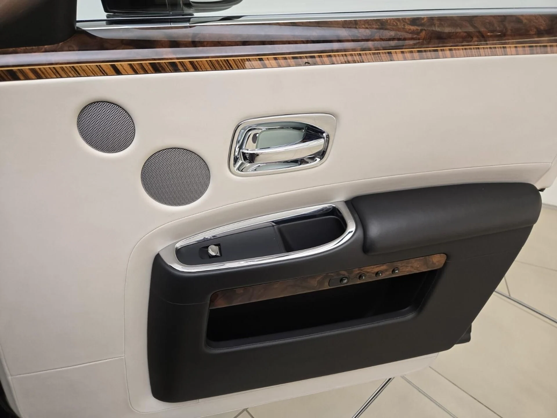 mph025_2015856044_Used_2017_Rolls_Royce_Ghost_1773381593_03815b8520