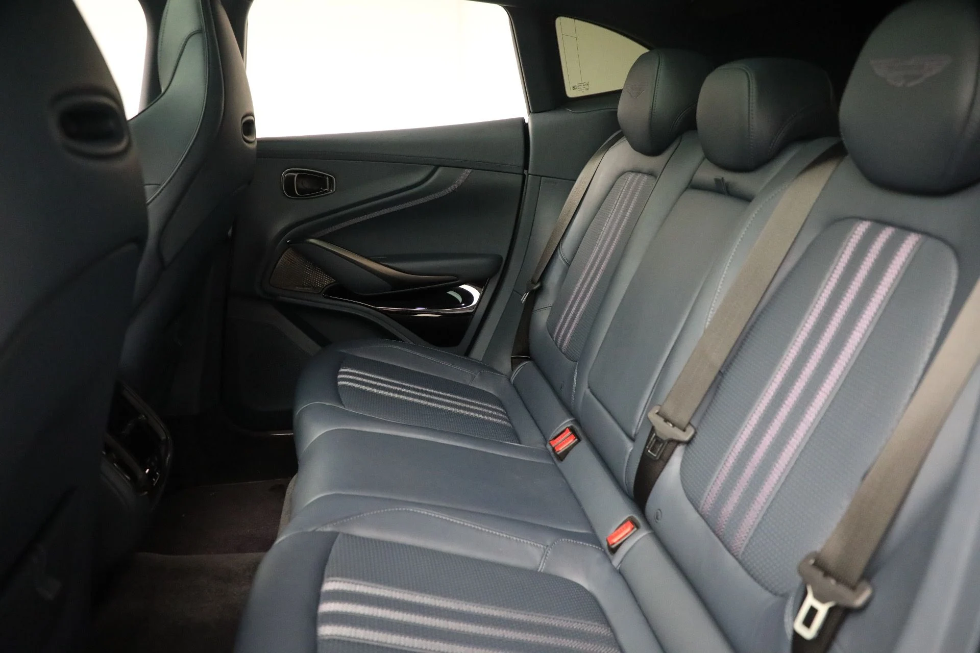 mph025_201737947_New_2025_Aston_Martin_DBX_707_1762018753_3a882e5e2a