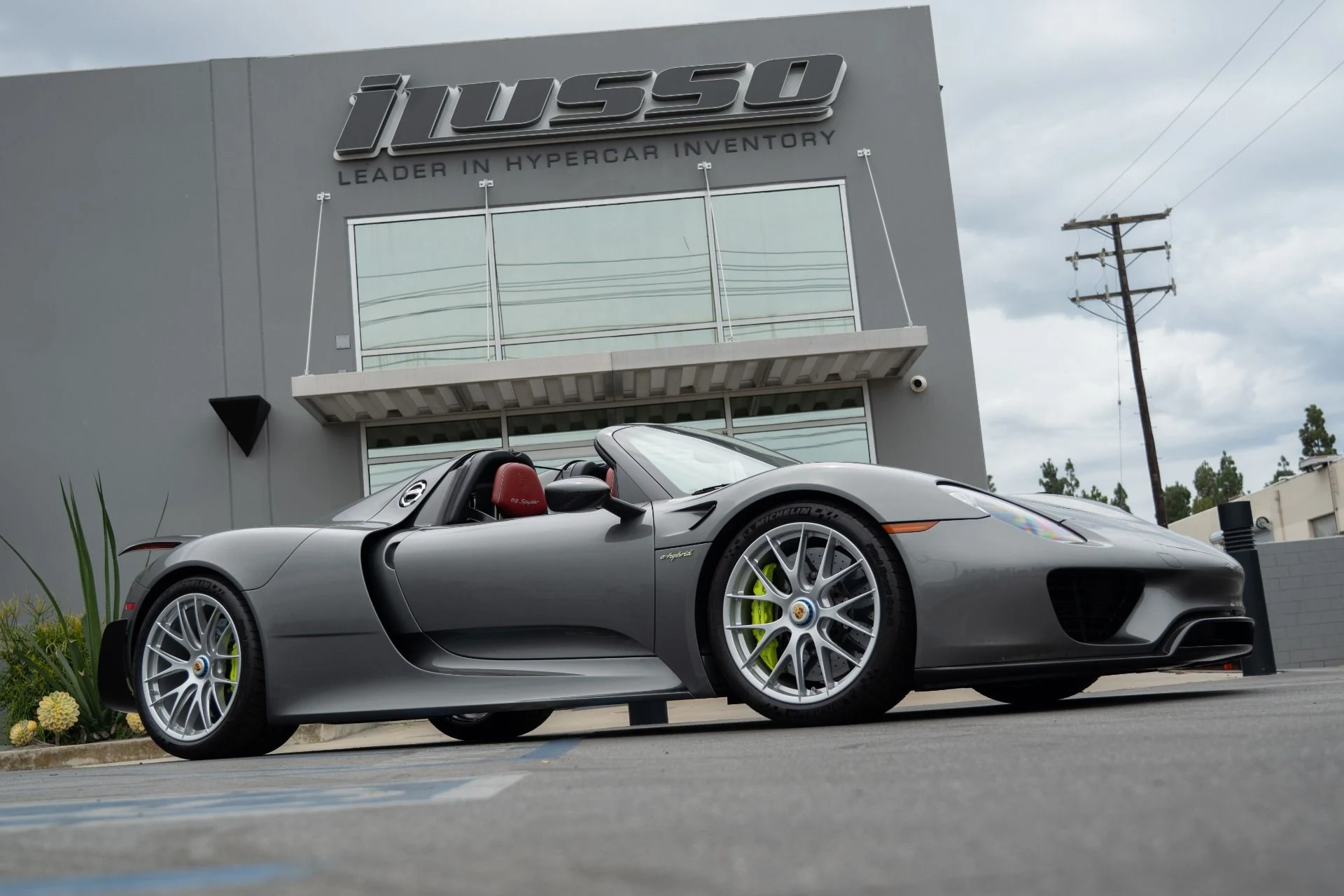 mph025_2026195713_Used_2015_Porsche_918_Spyder_1756496999_08b23019be