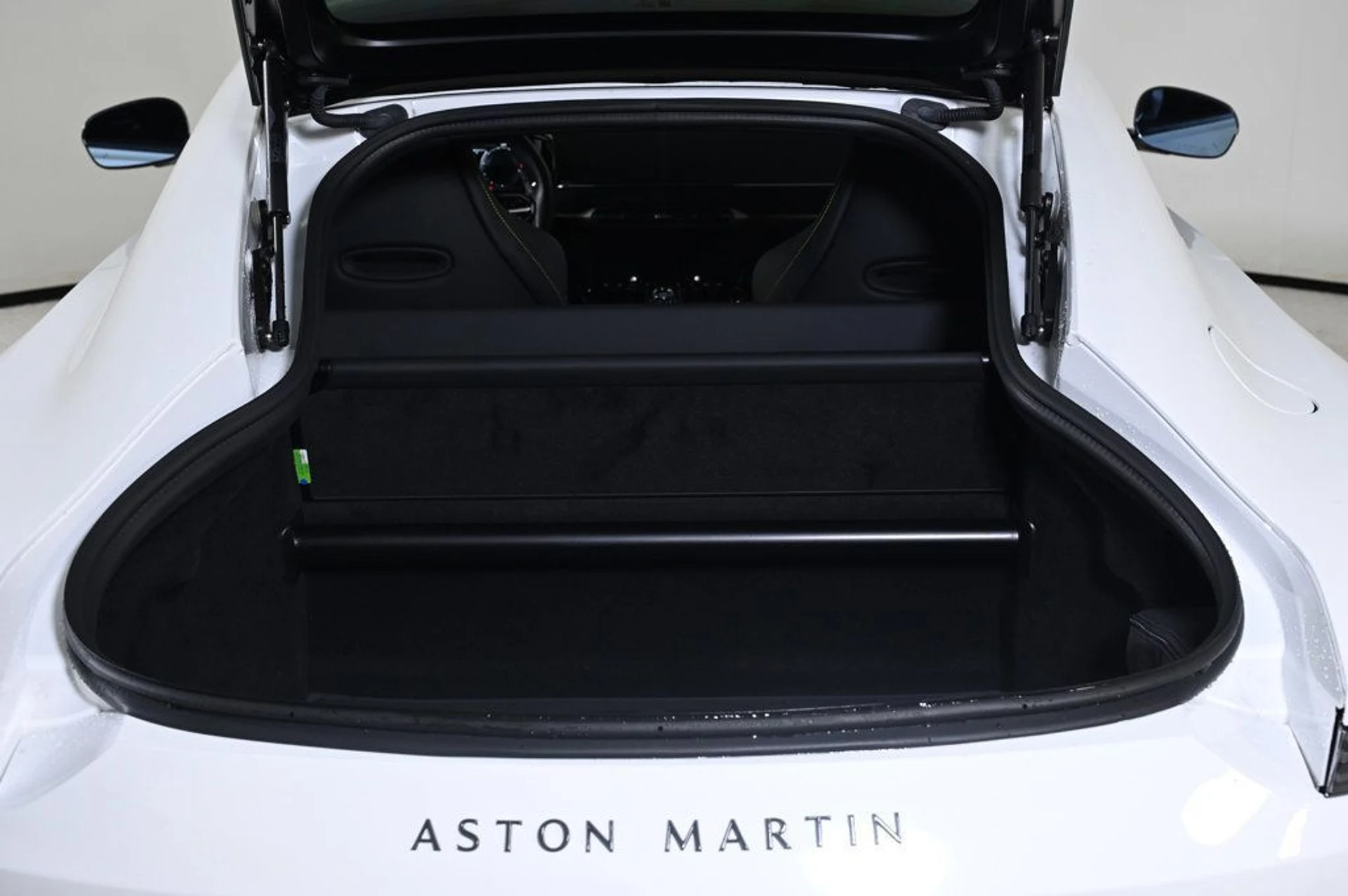 mph025_2057491319_used_2025_aston_martin_vantage_base_11350_22975138_25_1024_234364decc