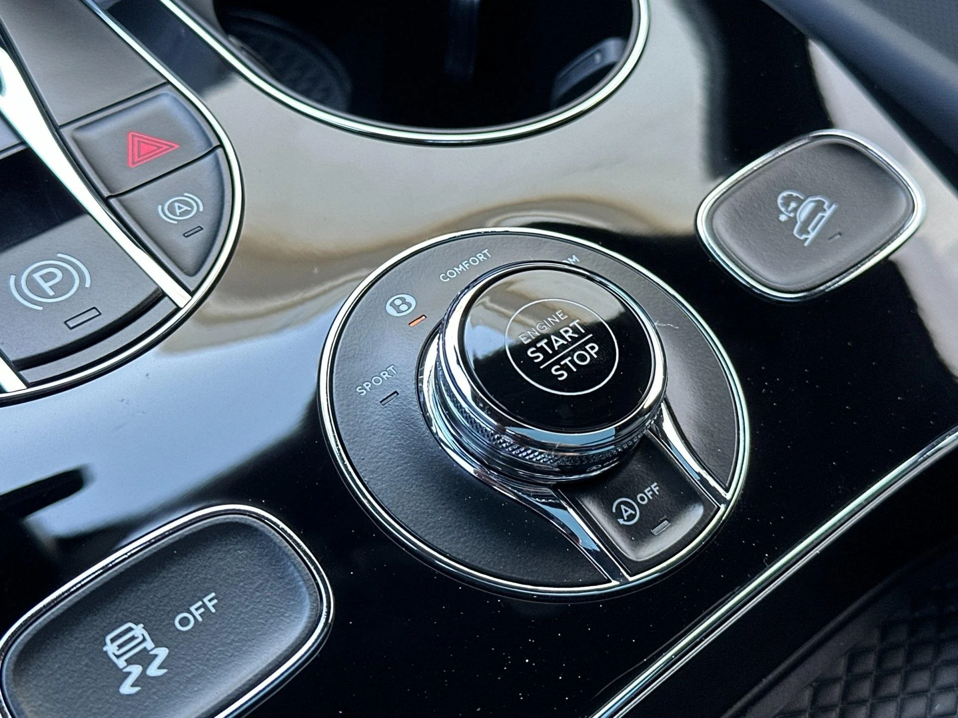 mph025_2091556638_New_2025_Bentley_Bentayga_V8_1755698842_4e79df65c5