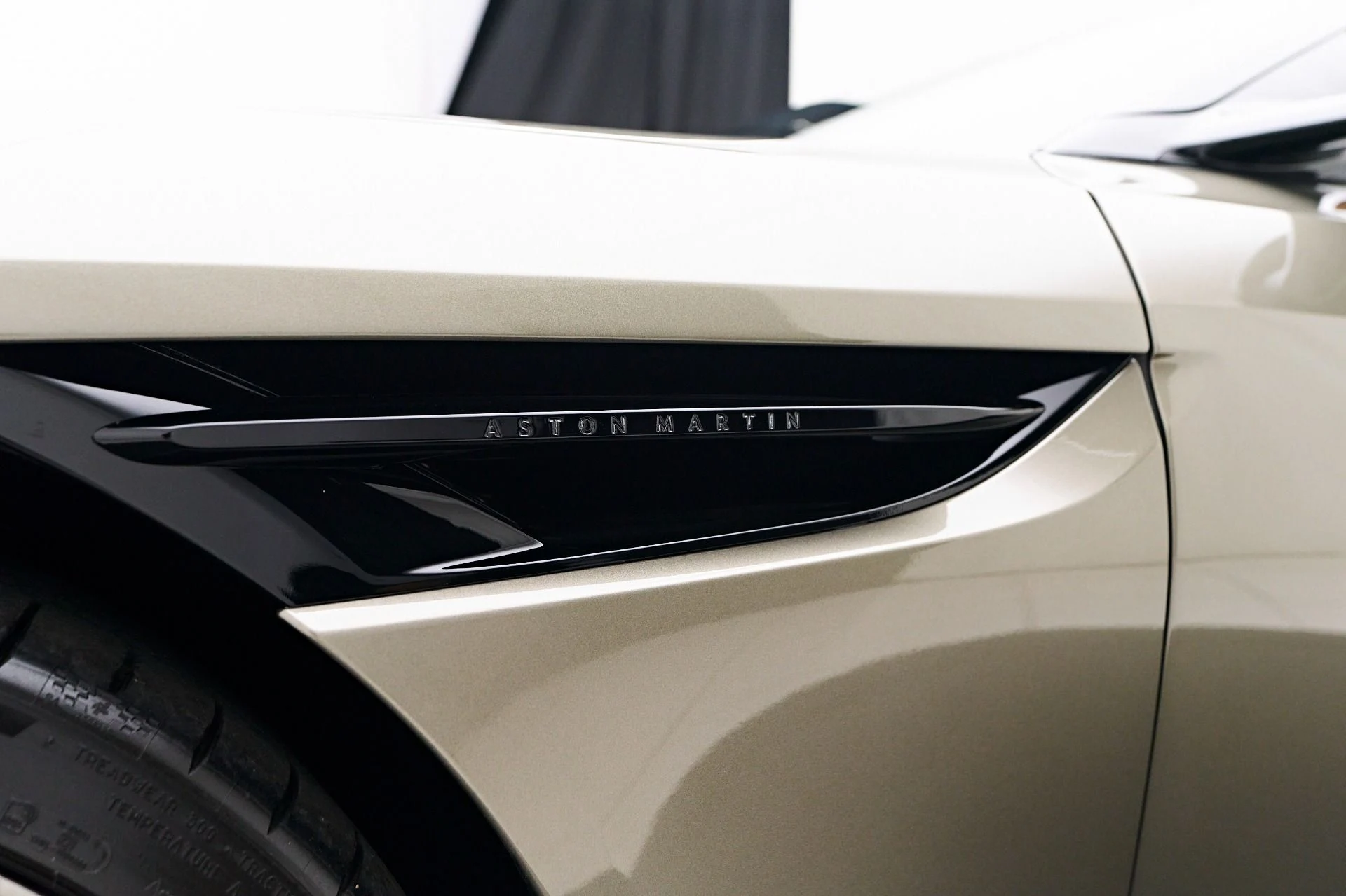 mph025_2112897486_Used_2024_Aston_Martin_DB_12_Volante_1731606794_8f15ac2db3