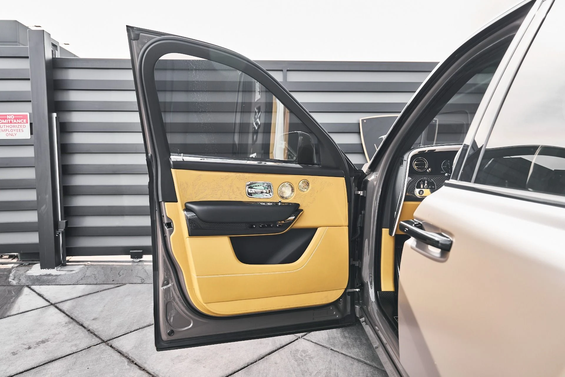 mph025_2118057396_Used_2026_Rolls_Royce_Cullinan_Black_Badge_1776556011_de2d5919d9