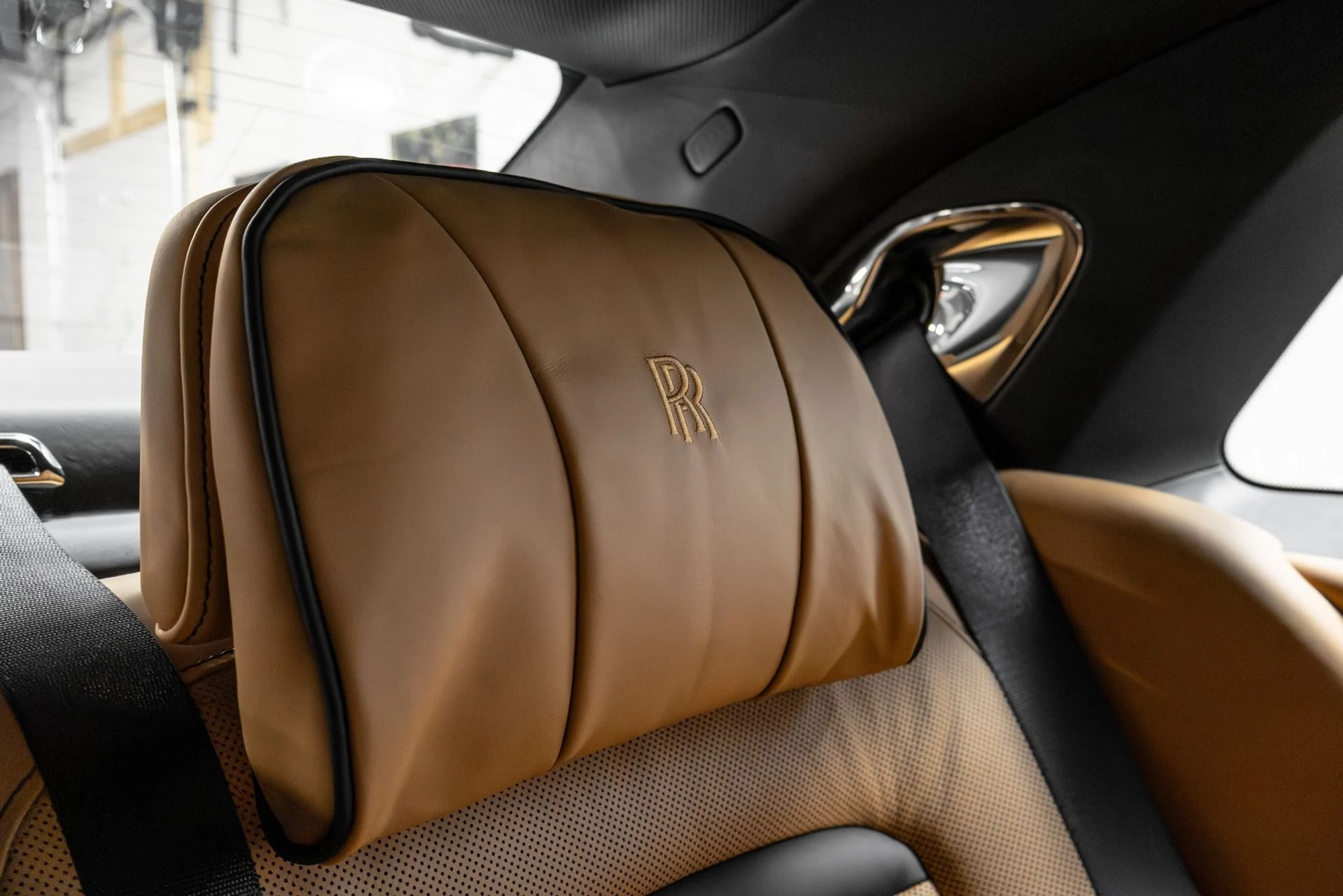 mph025_2118062620_Used_2022_Rolls_Royce_Ghost_1767138760_4d712dcb3f