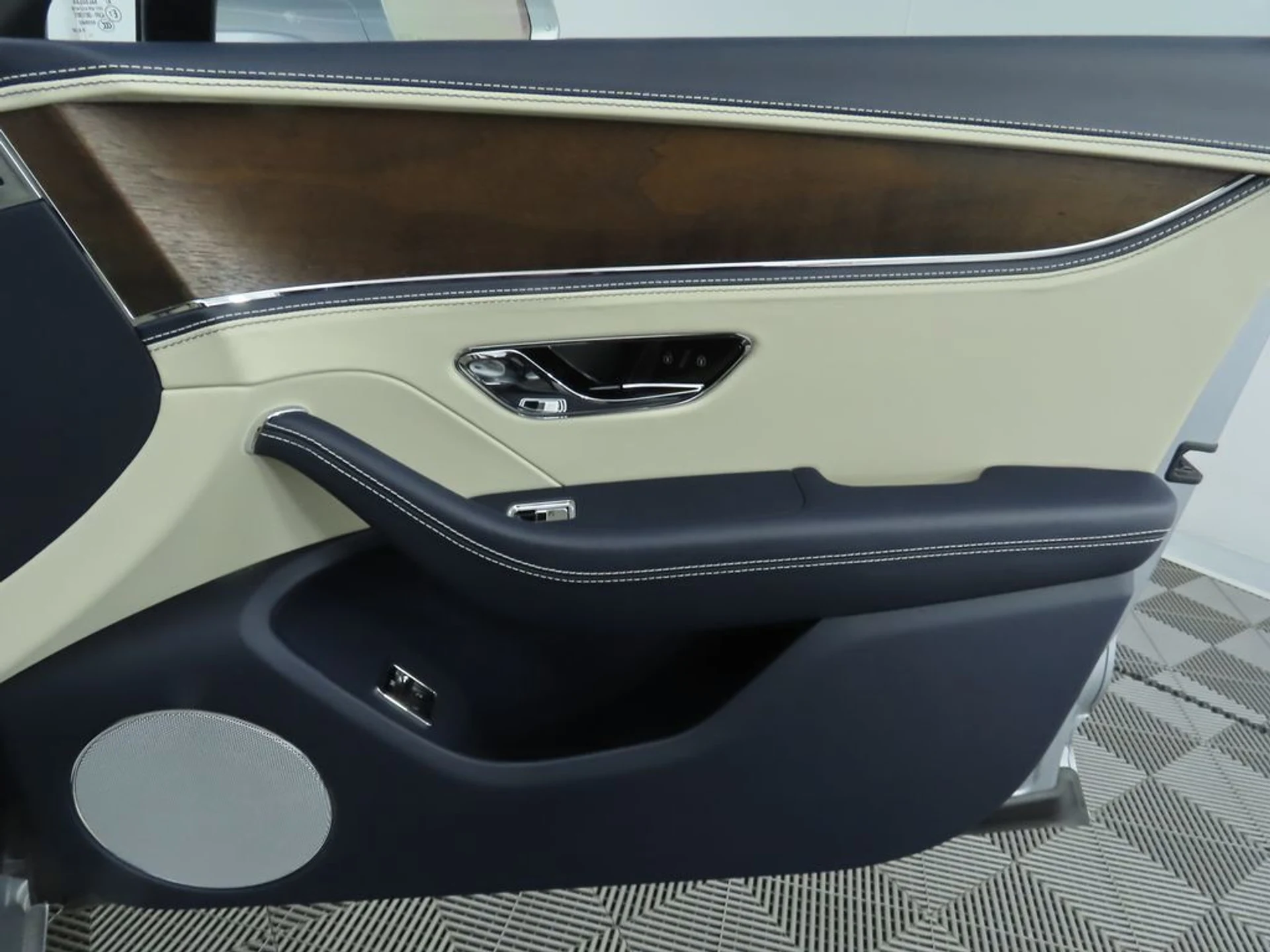 mph025_2132661317_new_2026_bentley_flying_spur_hybrid_8119_22973081_26_1024_ff755786e4