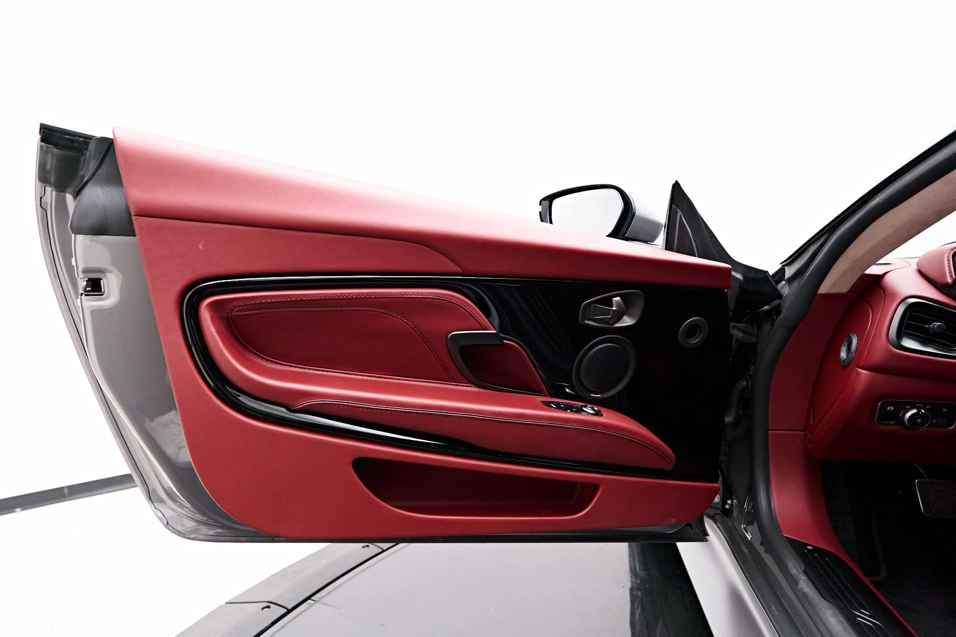 mph025_2146201627_Used_2021_Aston_Martin_DBS_Superleggera_1720056677_1d6fcfc239