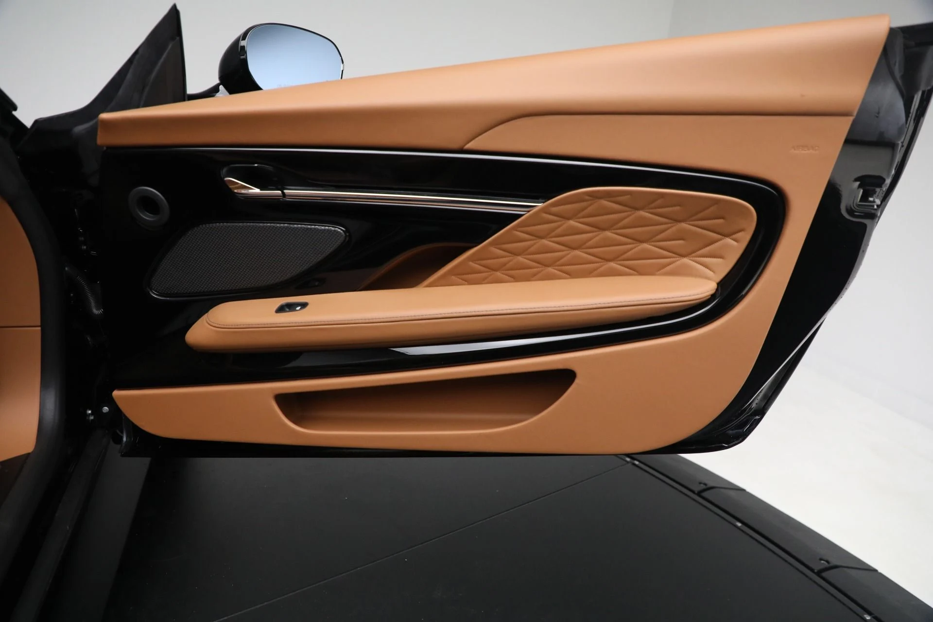 mph025_2149618528_New_2025_Aston_Martin_DB_12_Volante_32292e01aa