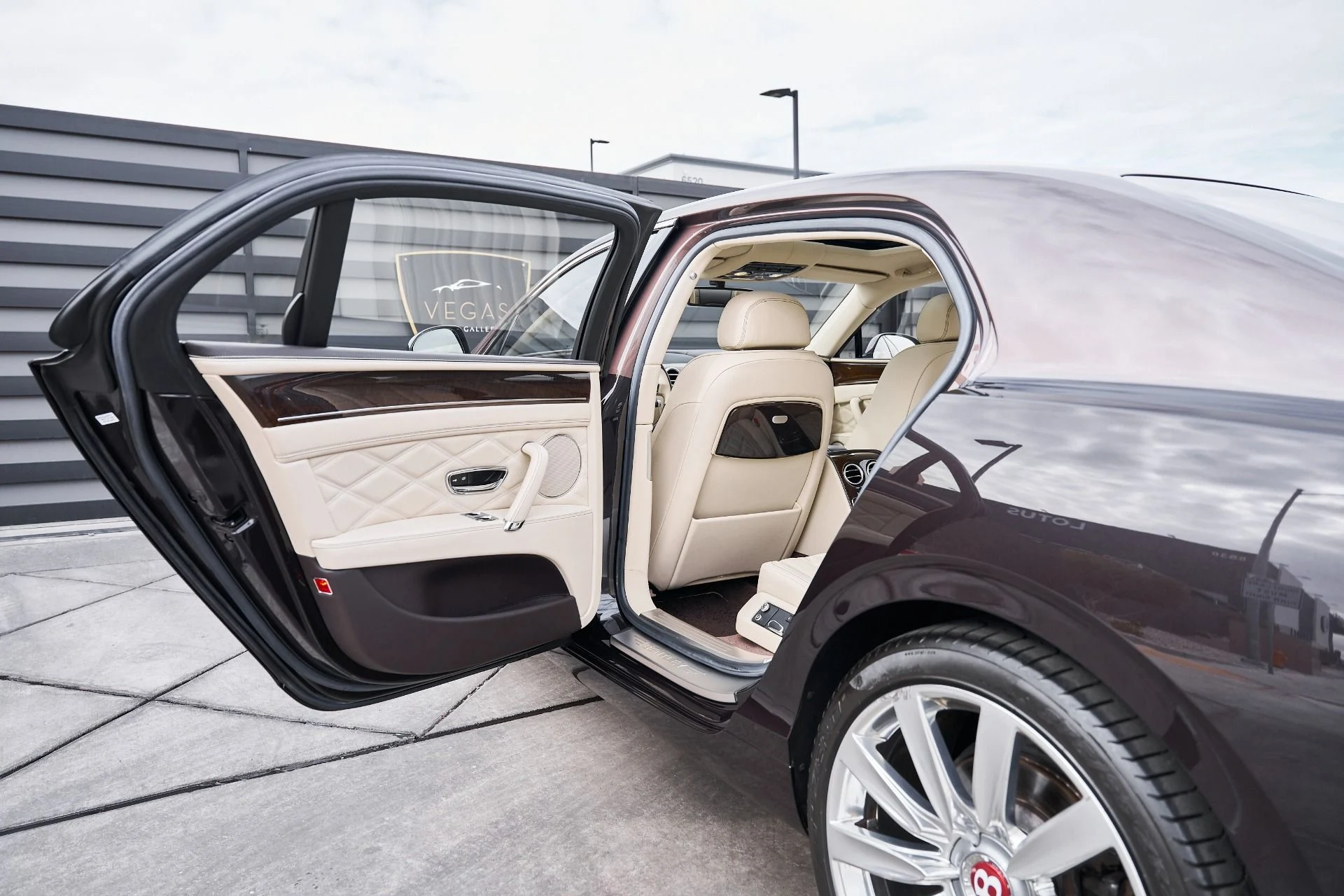 mph025_2159197217_Used_2015_Bentley_Flying_Spur_V8_1769278337_f0a953f72c