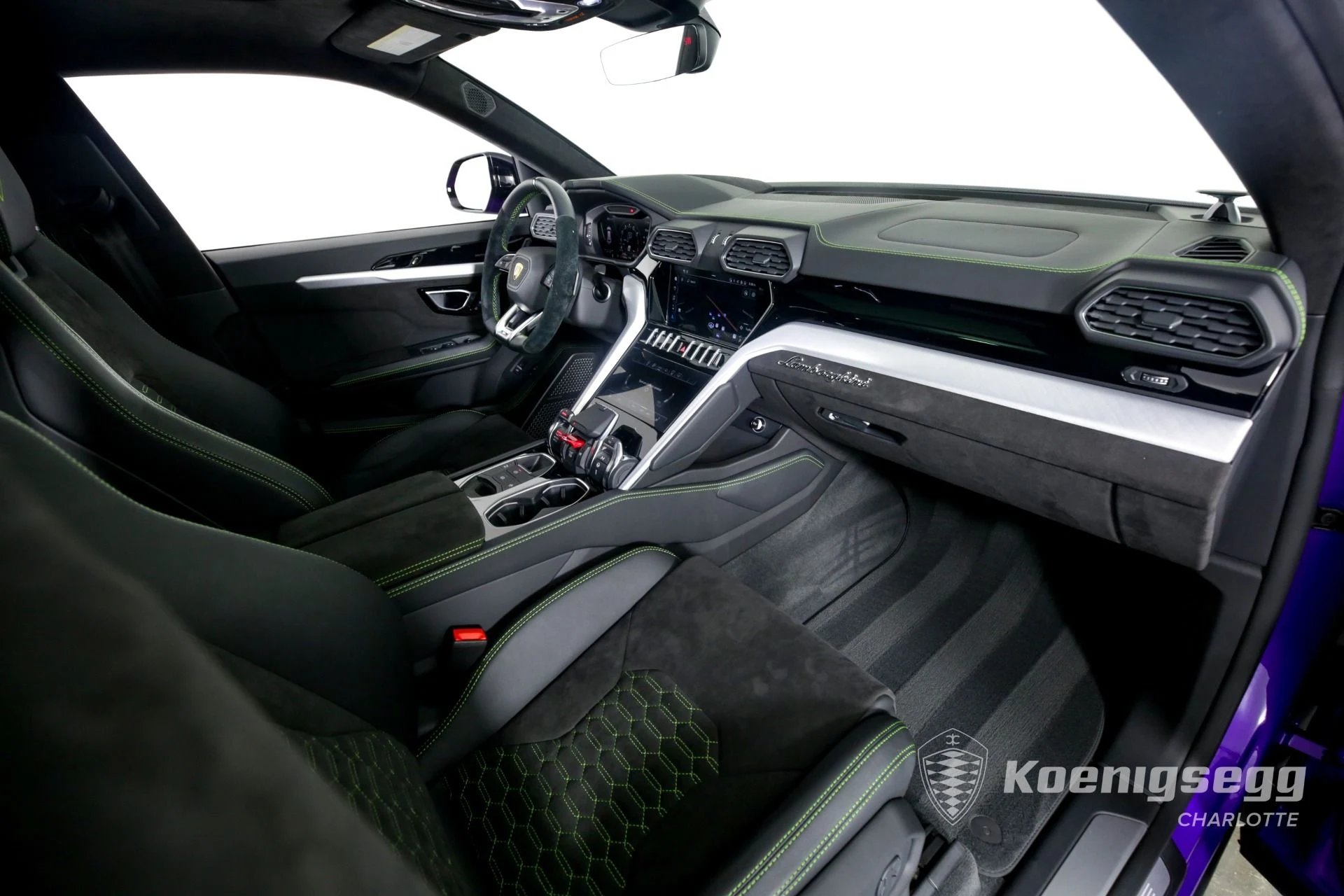 mph025_2168518211_Used_2022_Lamborghini_Urus_1671738145_f96e45dd1a